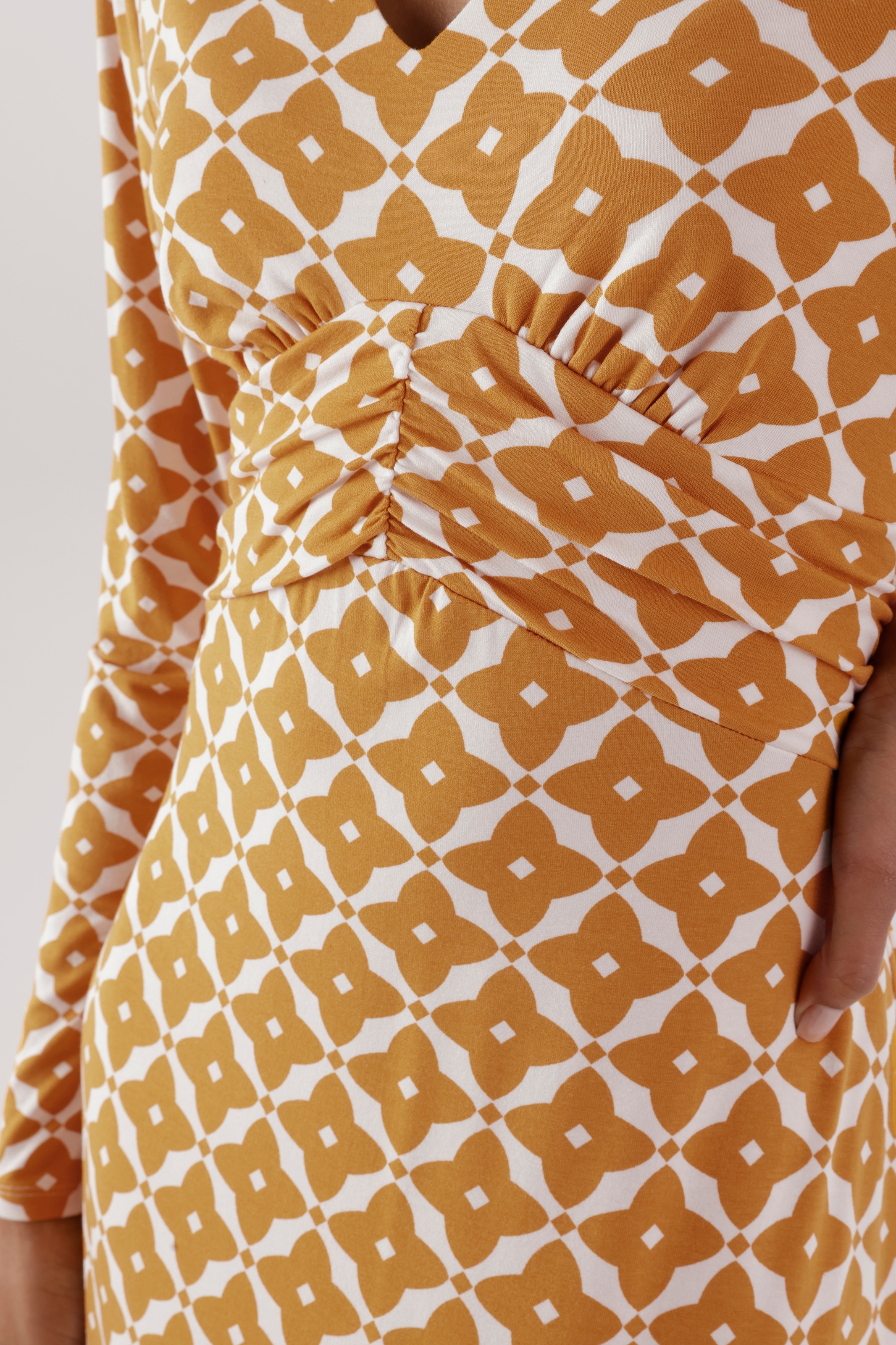 Aniston SELECTED Robe midi avec élégant dégradé d'imprimé graphique