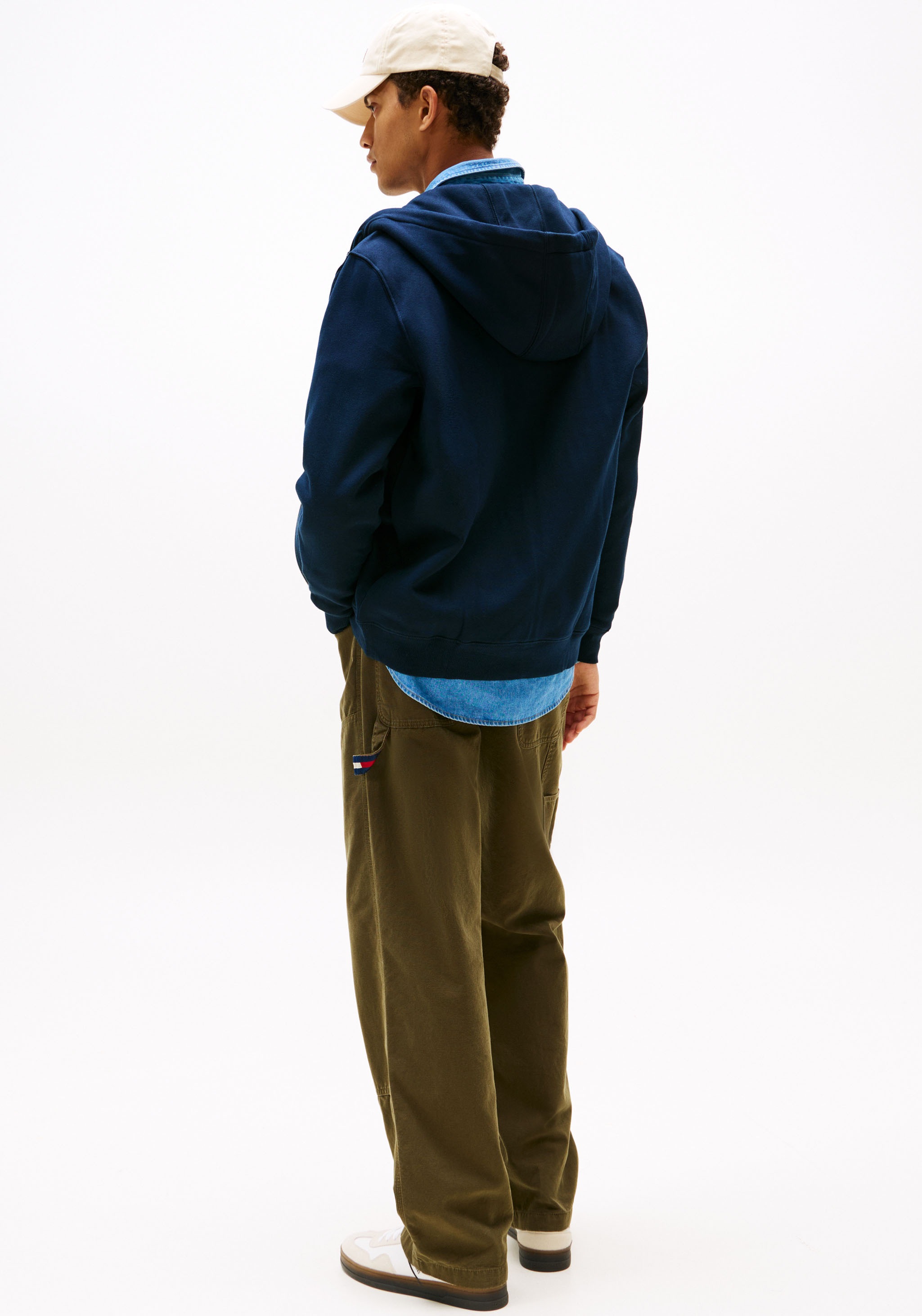 Tommy Jeans Kapuzensweatjacke »TJM REGULAR S FLAG ZIP FLEECE THRU« mit bestickten Markenlogo auf Brusthöhe