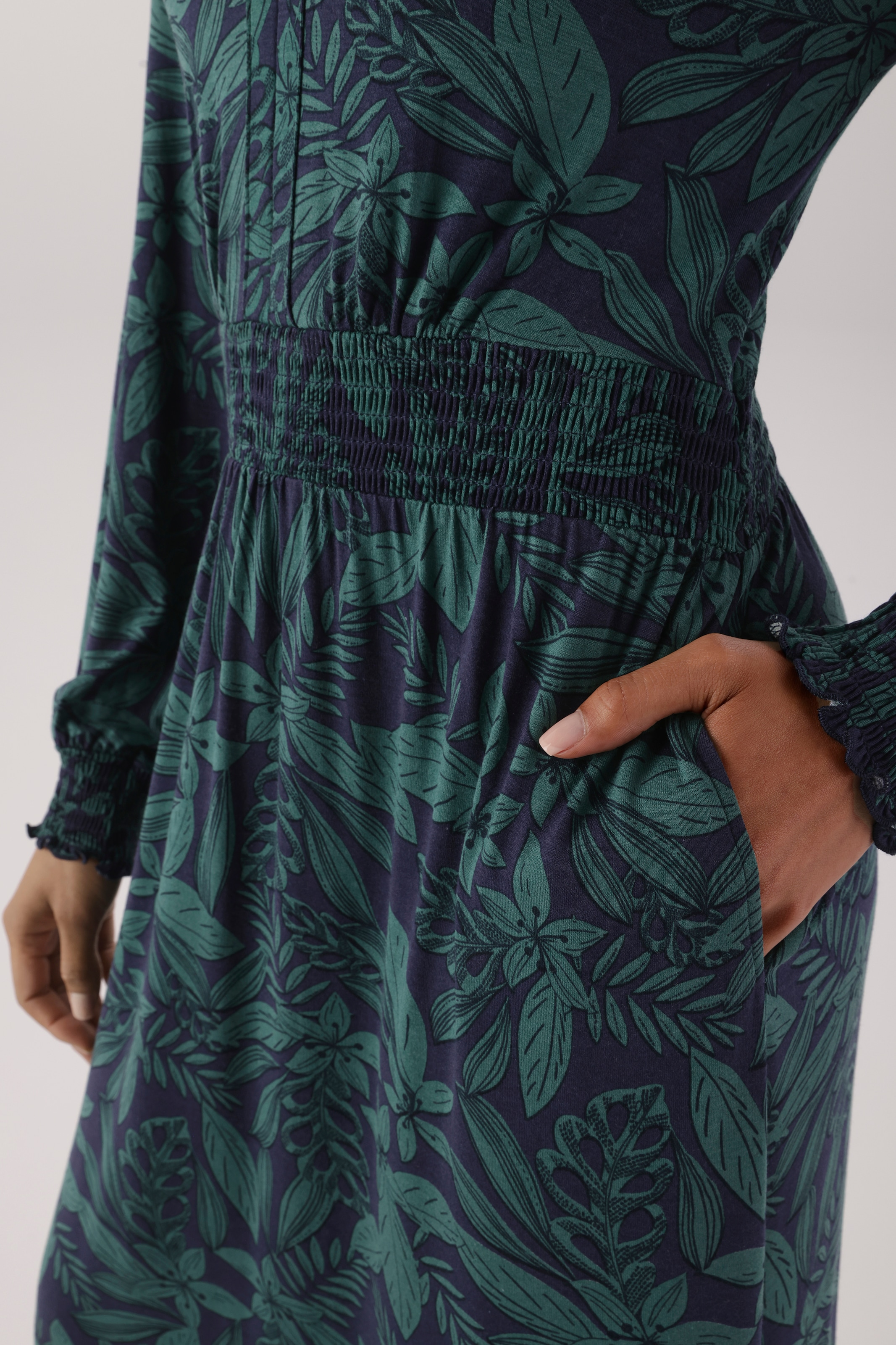 Aniston SELECTED Robe midi avec détails smockés et imprimé feuilles fantaisiste - NOUVELLE COLLECTION