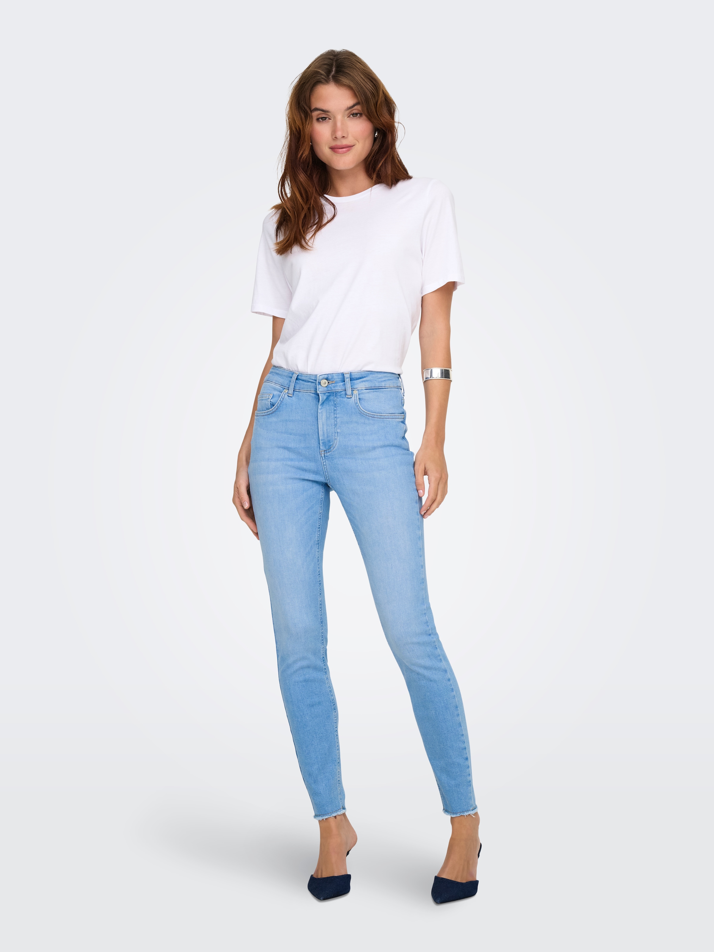 ONLY Jeans skinny »ONLBLUSH MID SK ANK RW DNM REA130 NOOS« hohe Taille, Bleach Wash für einen Faded-Look, ausgefranster Saum
