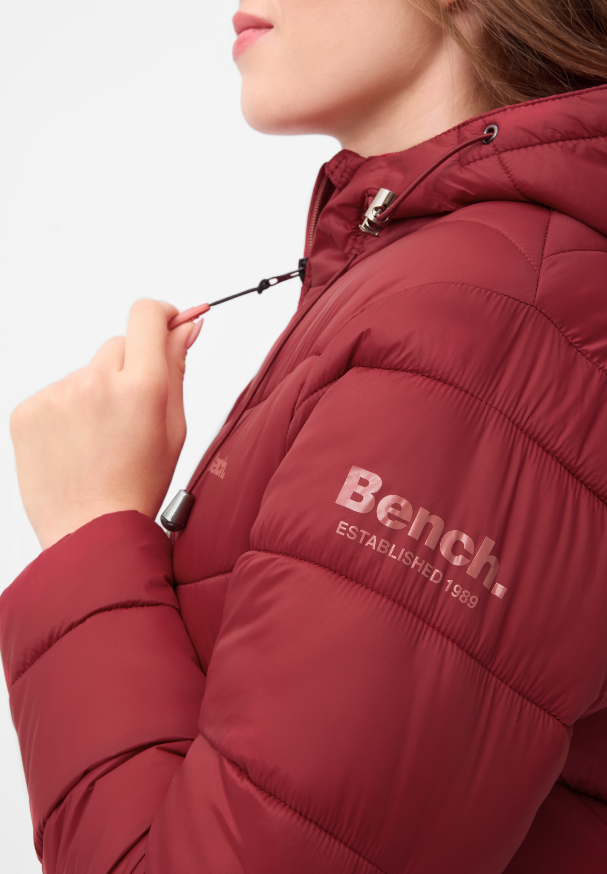 Bench. Veste matelassée »JIYRA« mit Kapuze leichte, taillierte Übergangsjacke mit breiter Steppung und Kapuze