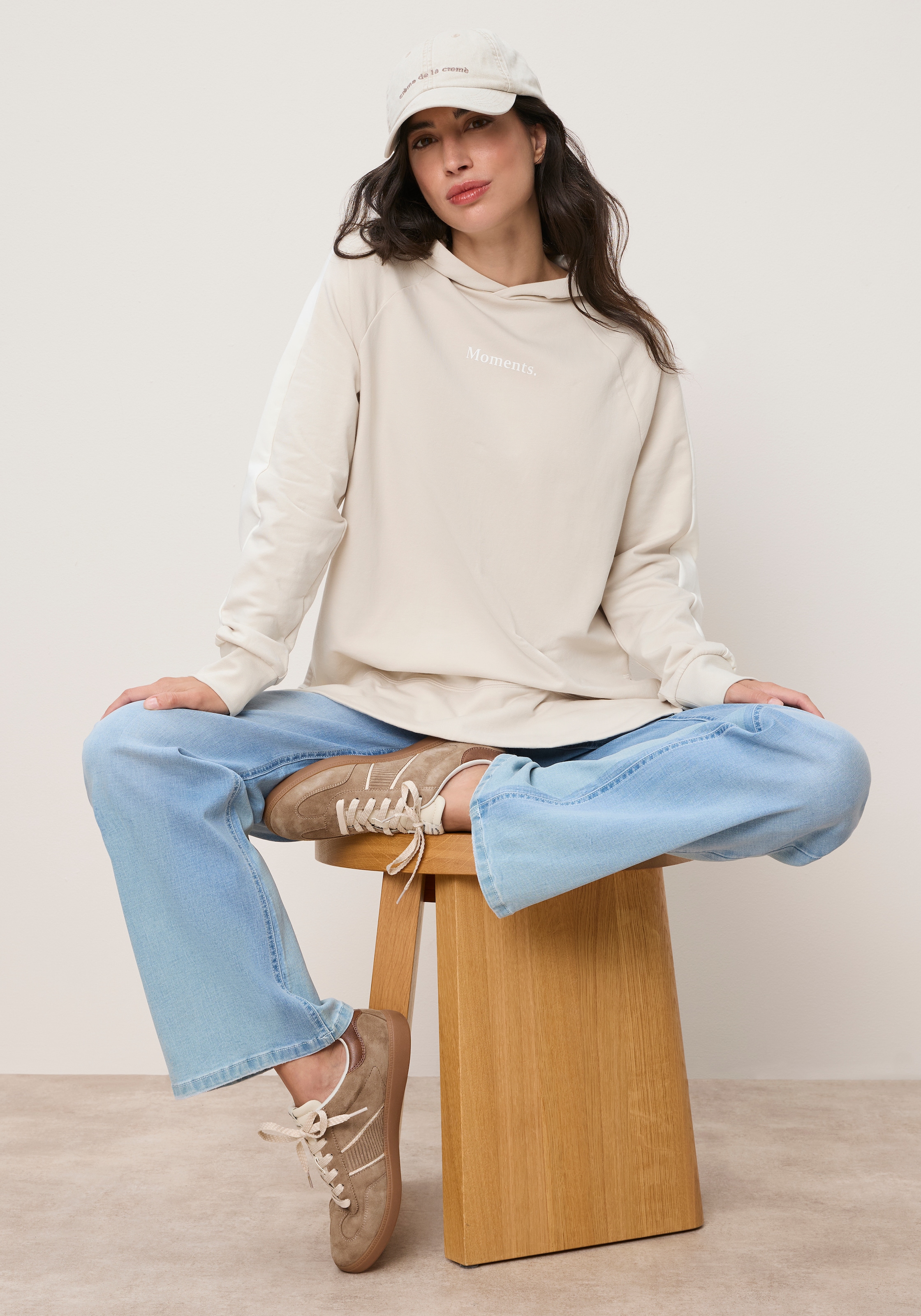 Tamaris Hoodie »mit Kapuze, hüftbedeckende Länge«, Avec rayures contrastantes et inscription, en coton élastique de qualité

