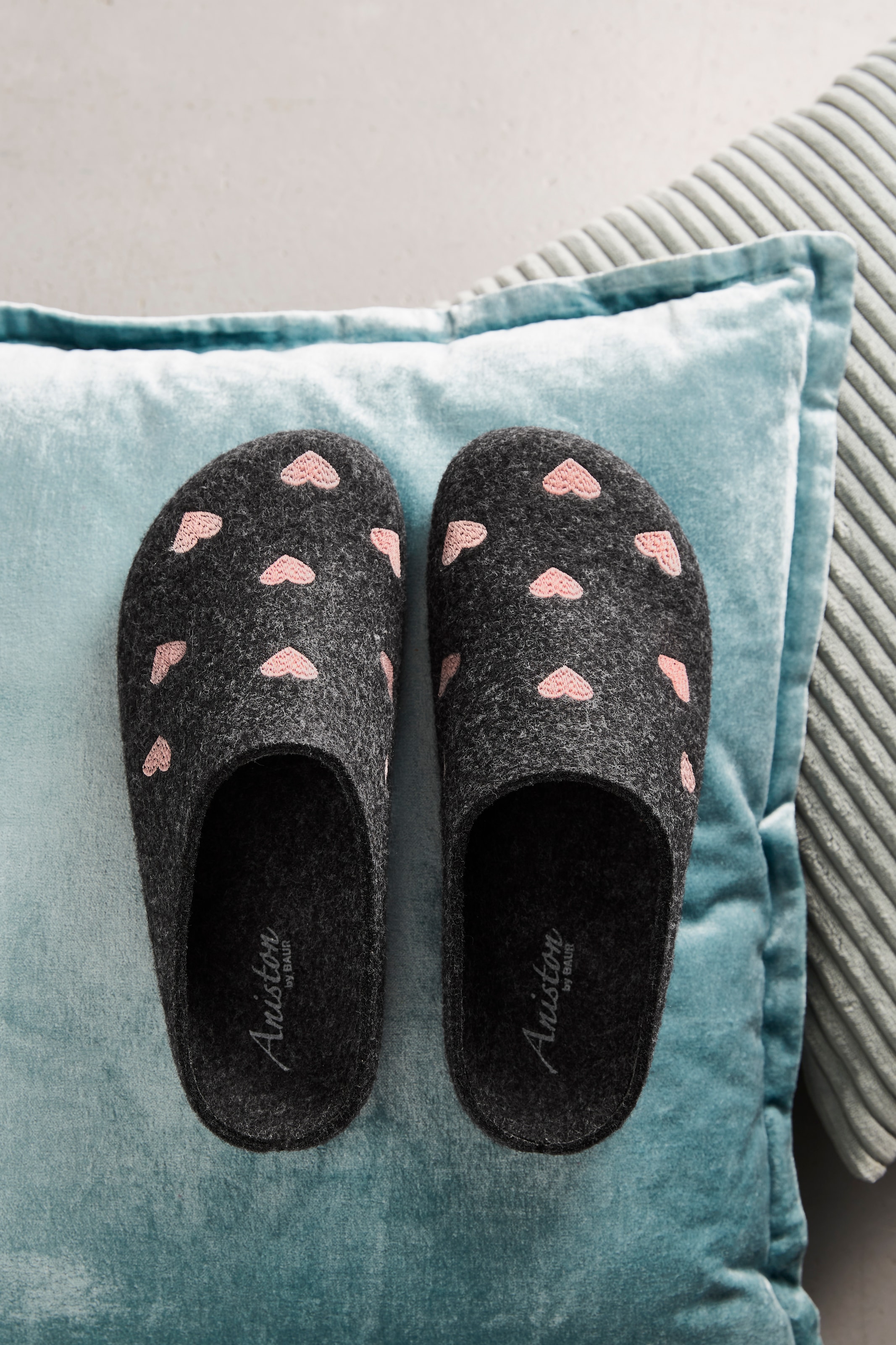 Aniston SHOES Clog  Hausschuh, Homeslipper mit Herzchen-Stickerei