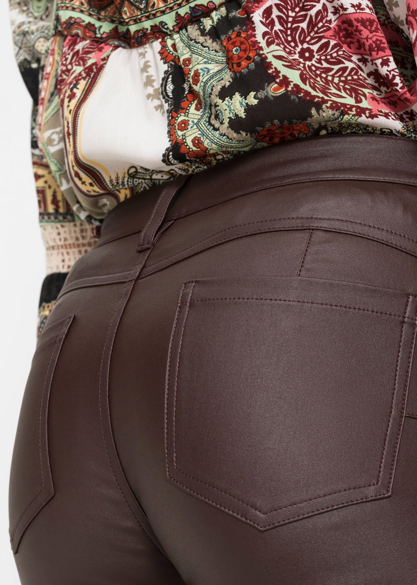 bonprix Pantalon stretch  mit Lederoptik, Slim Fit Passform, mit Push-up Effekt