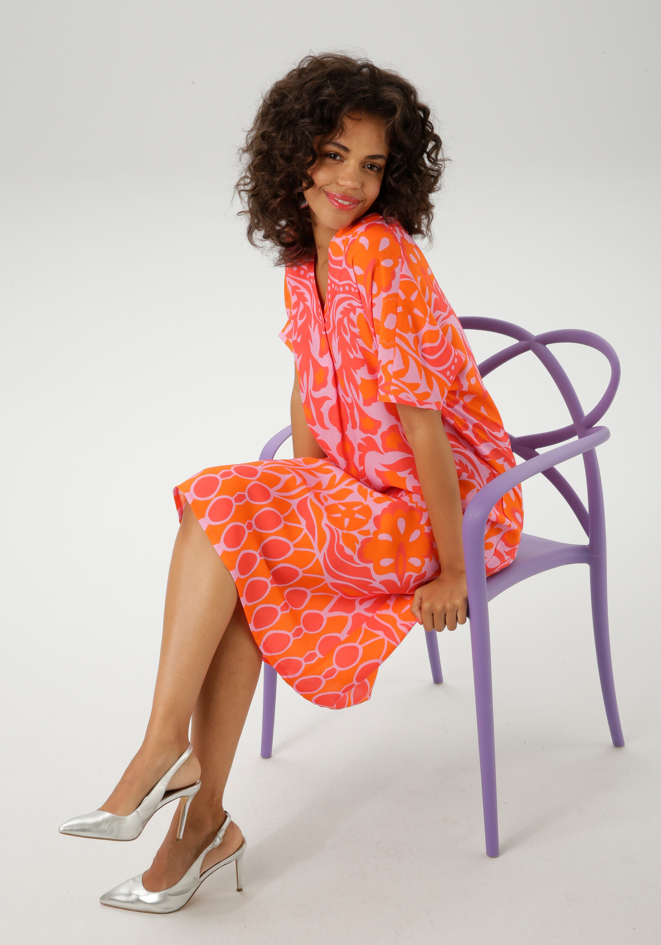 Aniston CASUAL Robe d'été mit extravagantem, grafischen Druck