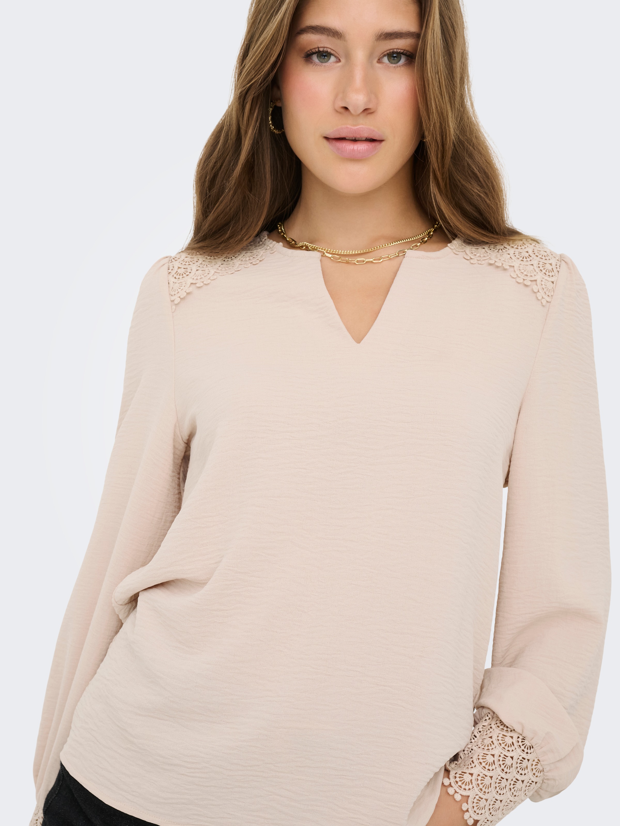 ONLY Blouse à manches longues »ONLCERENA METTE L/S LACE VNECK TOP WVN« fibre synthétique, coupe régulière, col en V