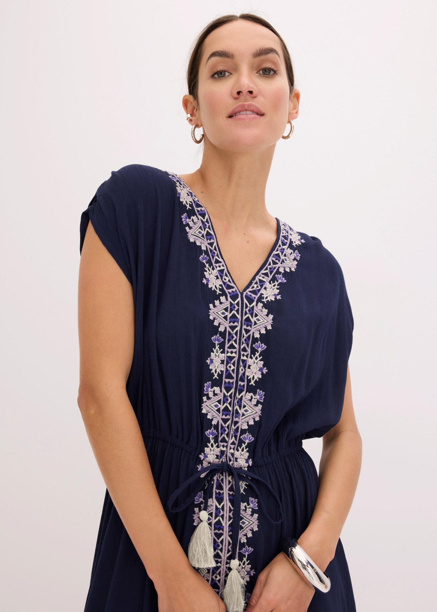 bonprix Midikleid aus Viskose, mit feiner Stickerei, ausgestellte Passform