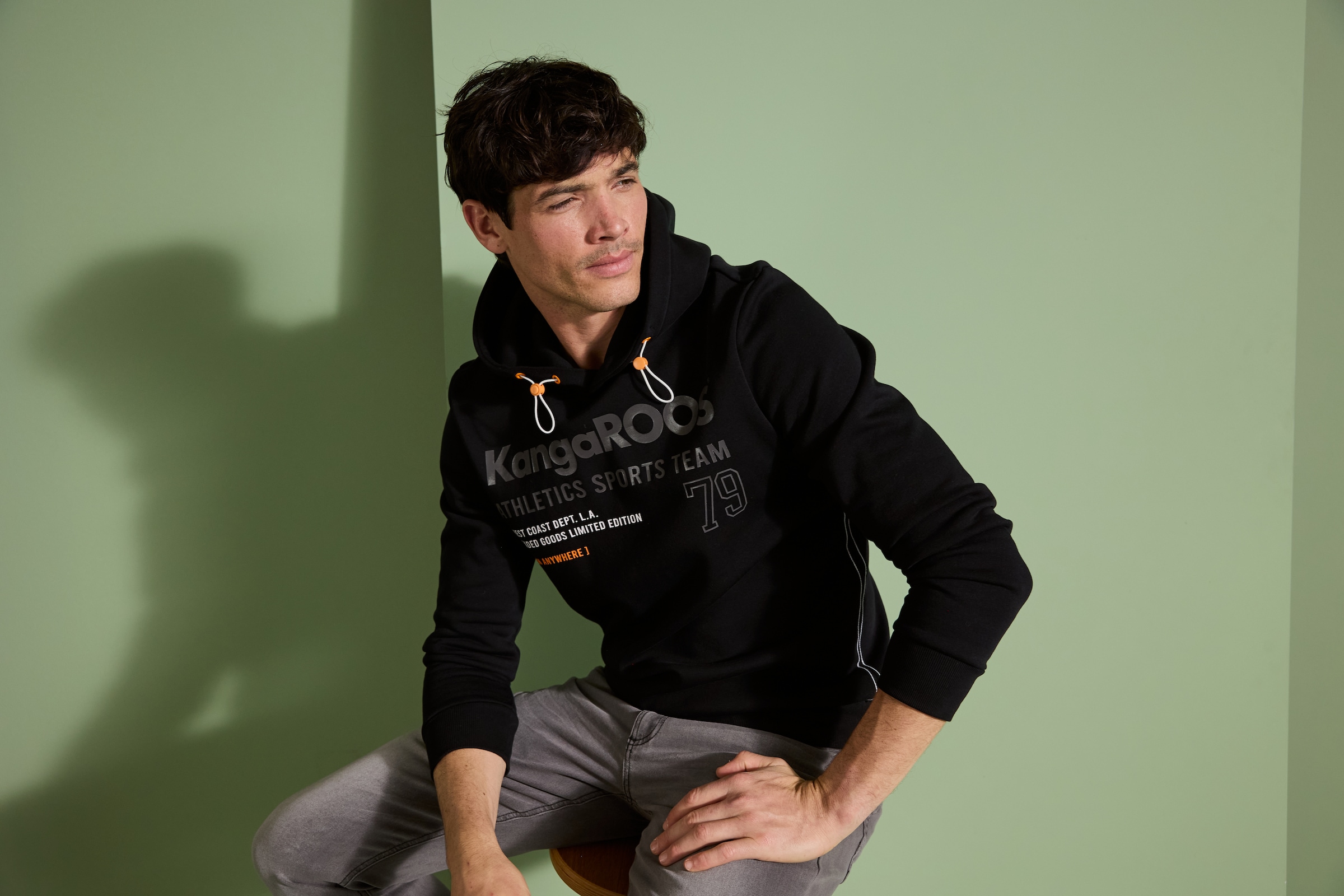 KangaROOS Sweat à capuche , mit regulierbarem Elastikband an der Kapuze, schmale Passform
