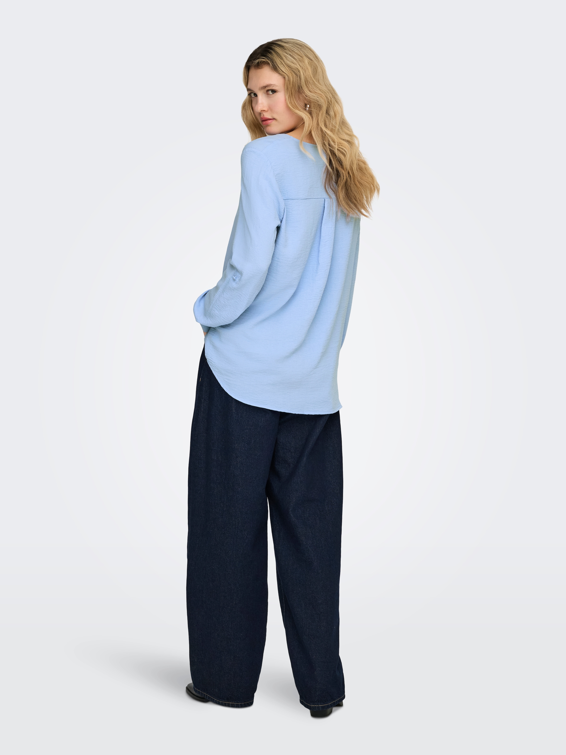 ONLY Chemisier à chemise »ONLJANA METTE V-NECK LS SHIRT NOOS WVN«