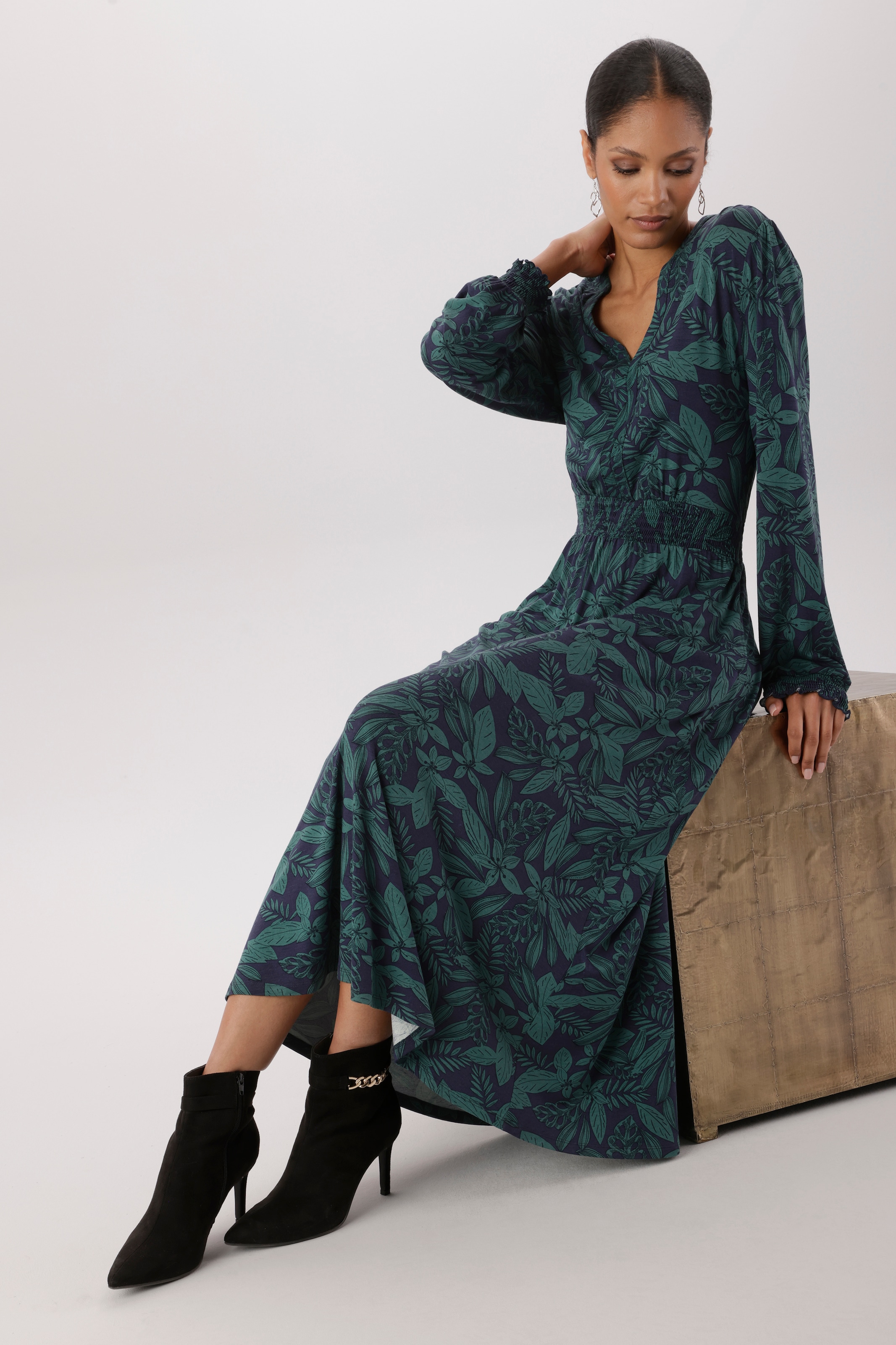 Aniston SELECTED Robe midi avec détails smockés et imprimé feuilles fantaisiste - NOUVELLE COLLECTION