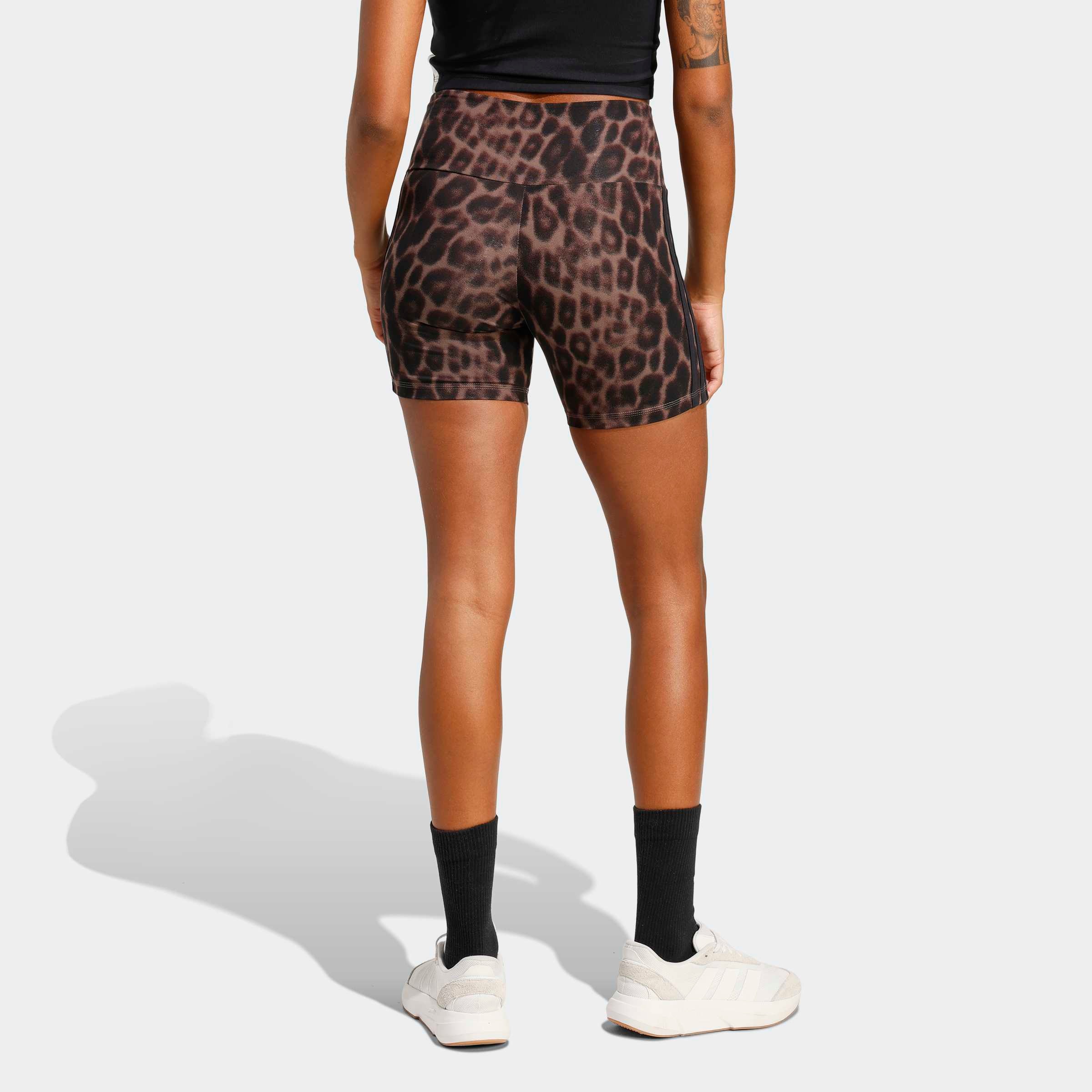 adidas Sportswear Shorts »SEASONAL ESSENTIALS BIKER MIT LEOPARDENPRINT UND 3-STREIFEN«
