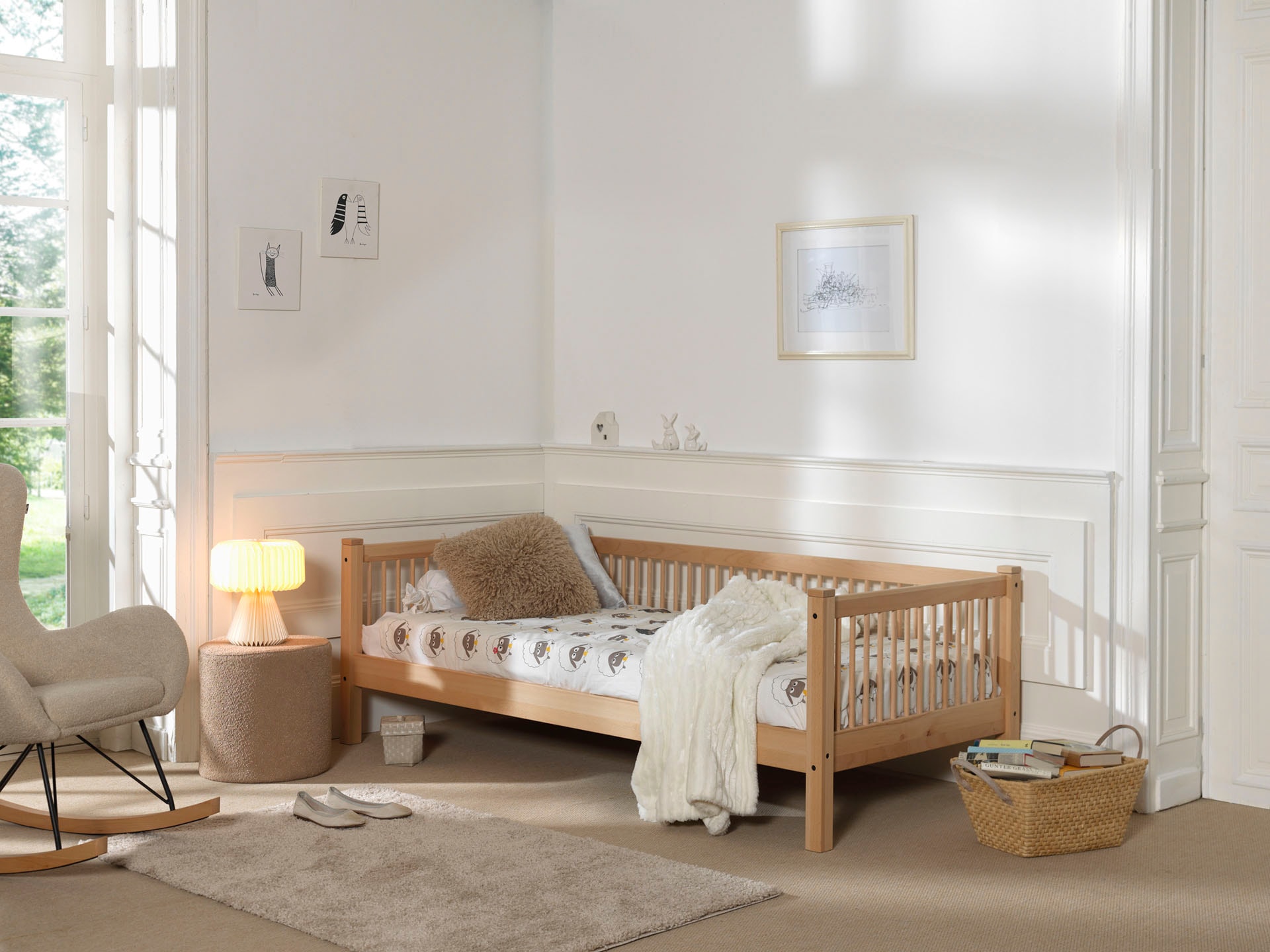 Vipack Lit de jour »Forrest mit Sprossenumrandung Ideal als Einzel- oder Gästebett« Surface de couchage 90/200 cm, incluant sommier à lattes roulantes, épaisseur des poteaux 55x55 mm,  Solide et de haute qualité, hêtre massif naturel laqué