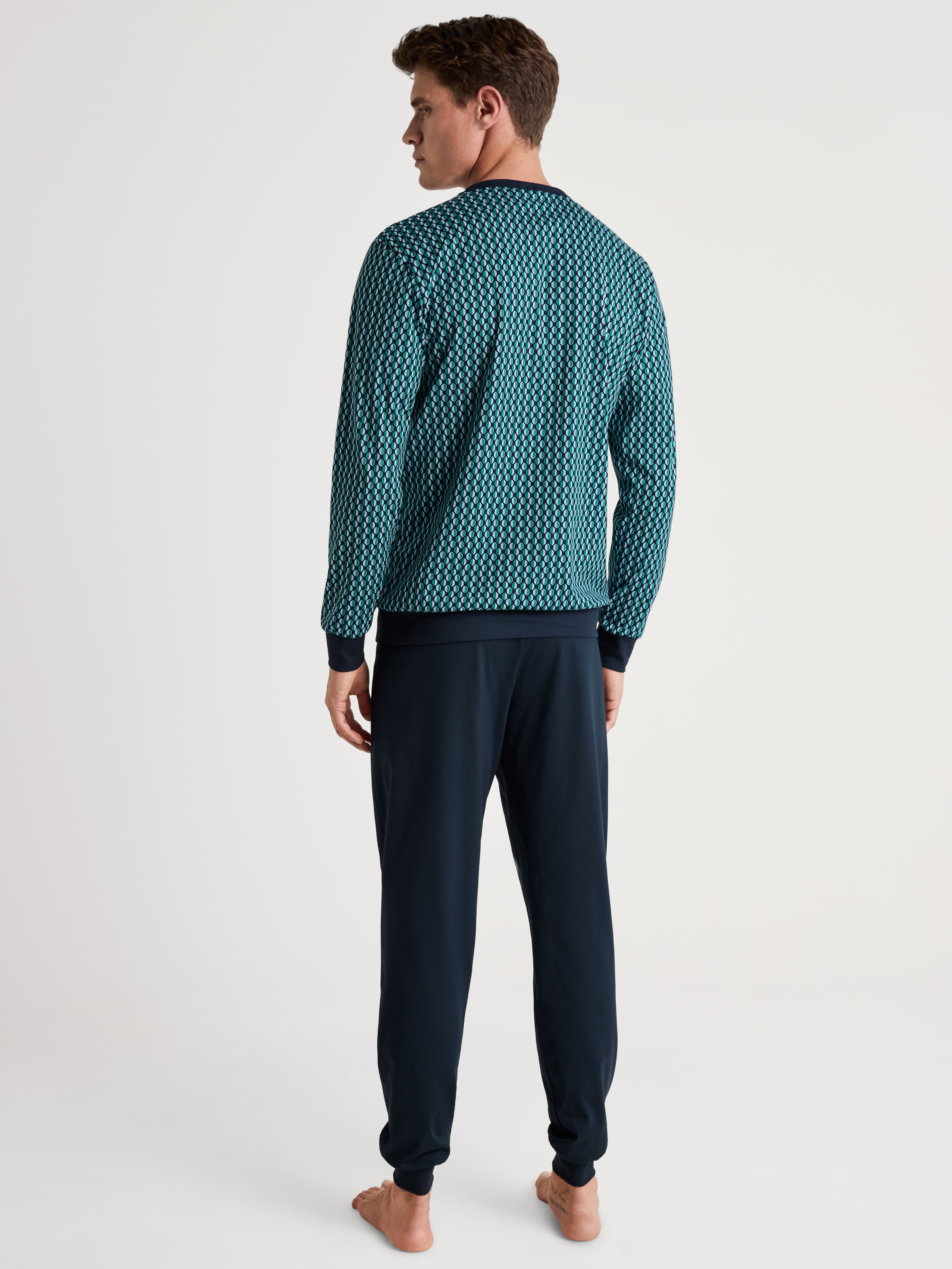 CALIDA Schlafanzug »Relax Imprint« 2 Stk. tlg., Gemustertes Oberteil mit V-Ausschnitt