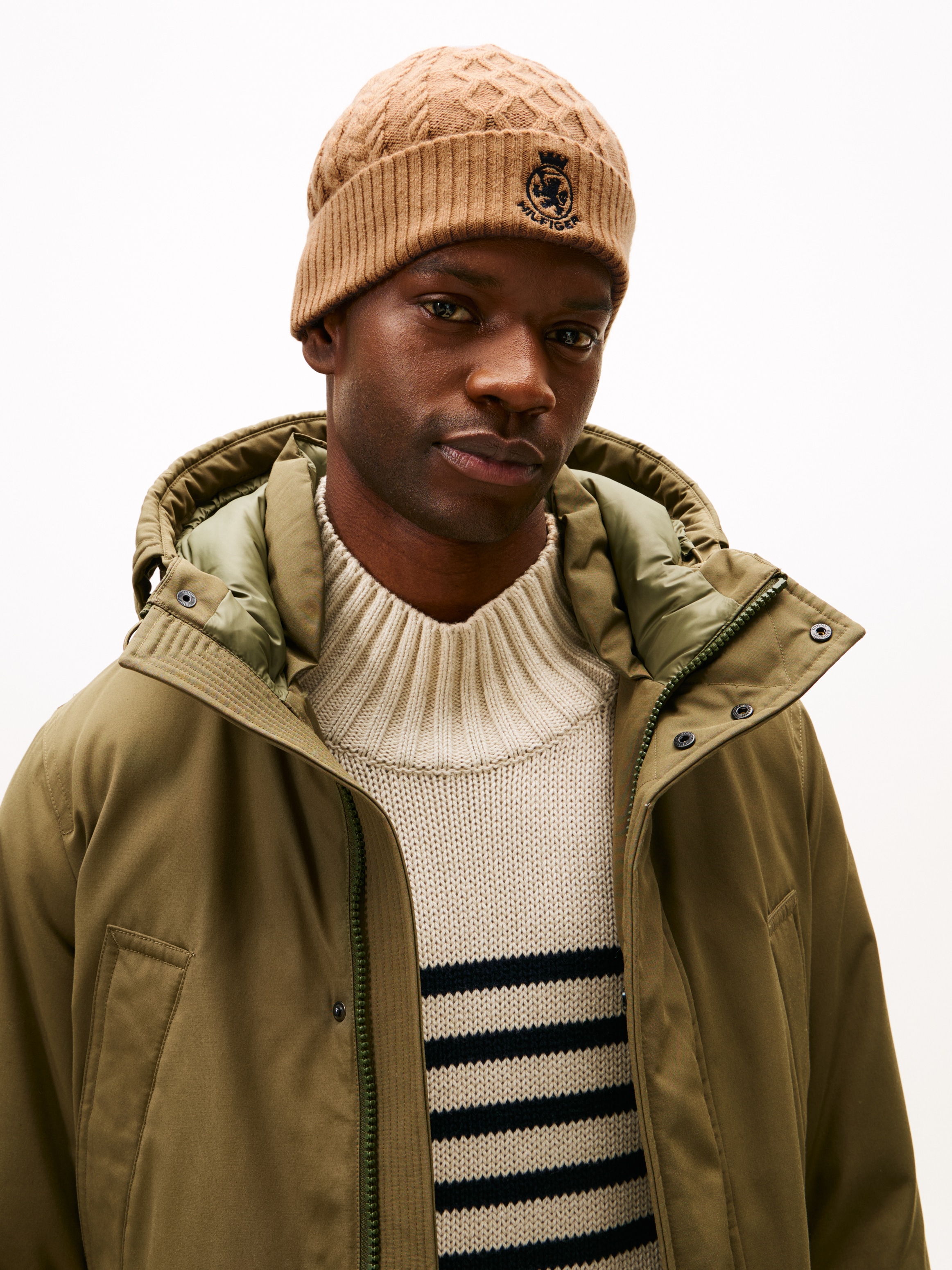 Tommy Hilfiger Beanie »TH CREST KNIT«, Zopfstrickmuster, mit TH-Wappen