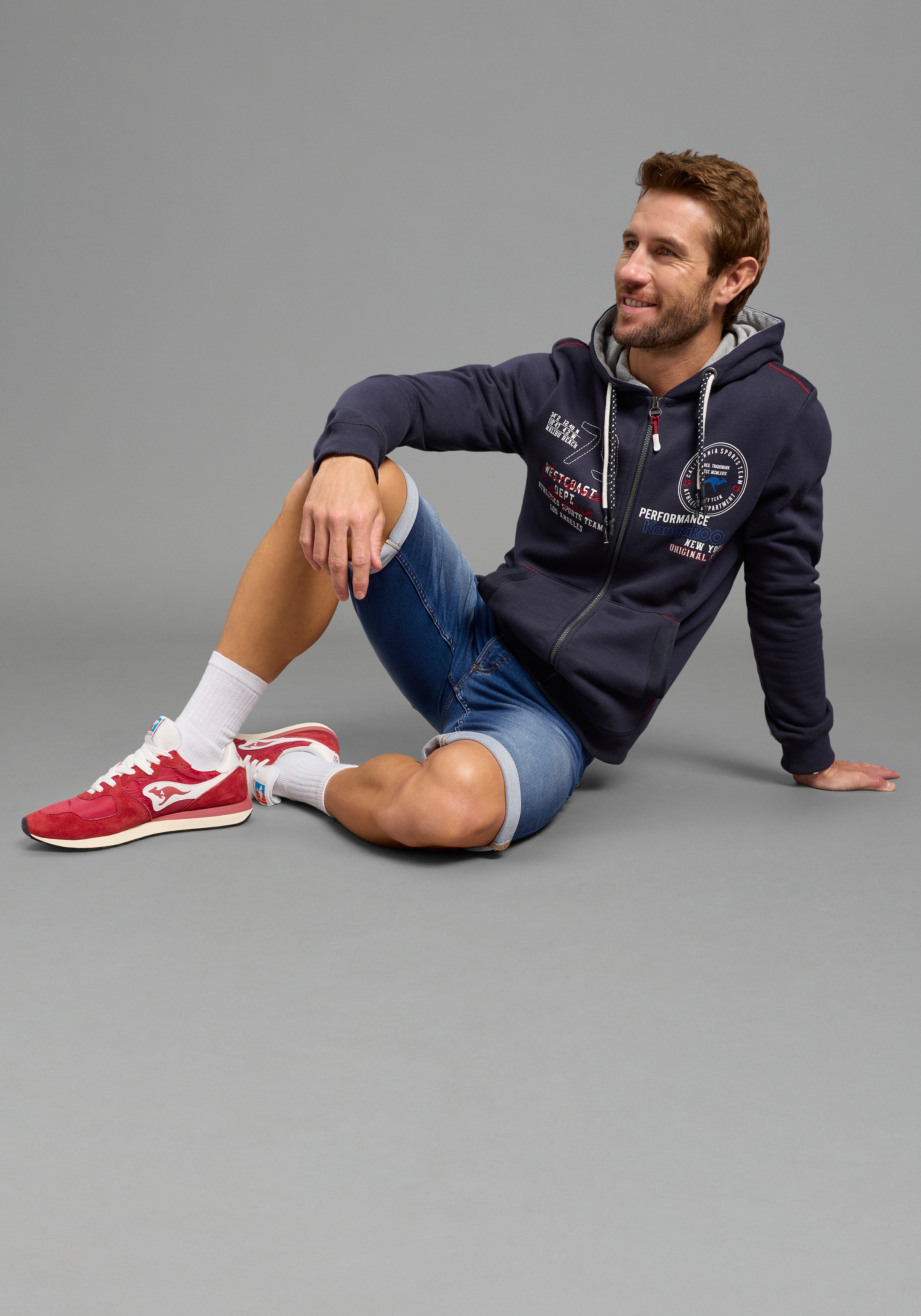 KangaROOS Sweat à capuche mit Kapuze und Kordelzug, aus angerauter Sweatware, schmale Passform