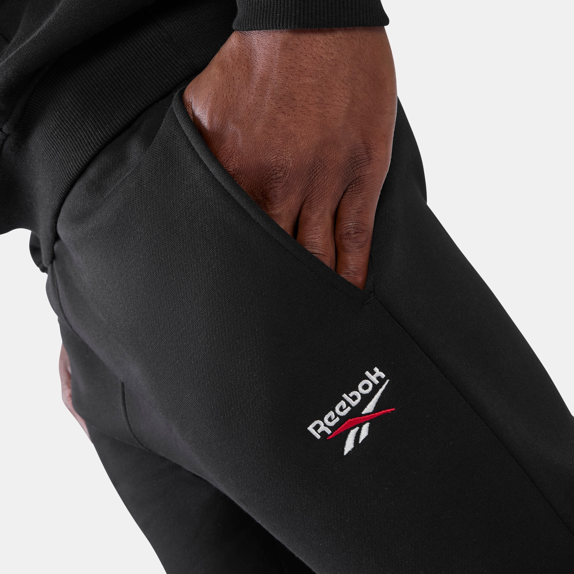Reebok Pantalon de jogging »ID 2-COLOUR LOGO FLEECE CUFFED JOG PANT«  Jogginghose für Sportmode, aus Baumwolle und Polyester