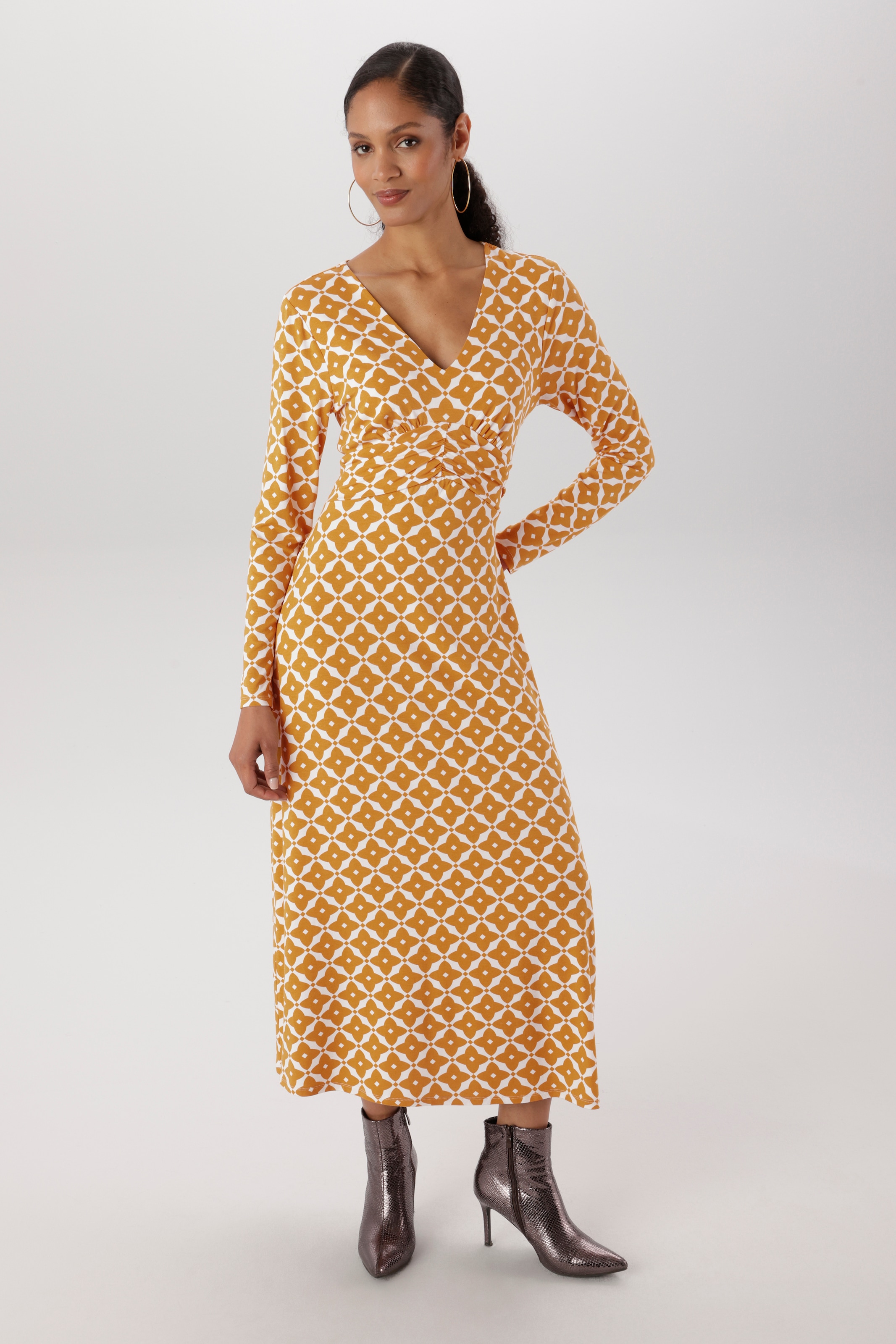 Aniston SELECTED Robe midi avec élégant dégradé d'imprimé graphique