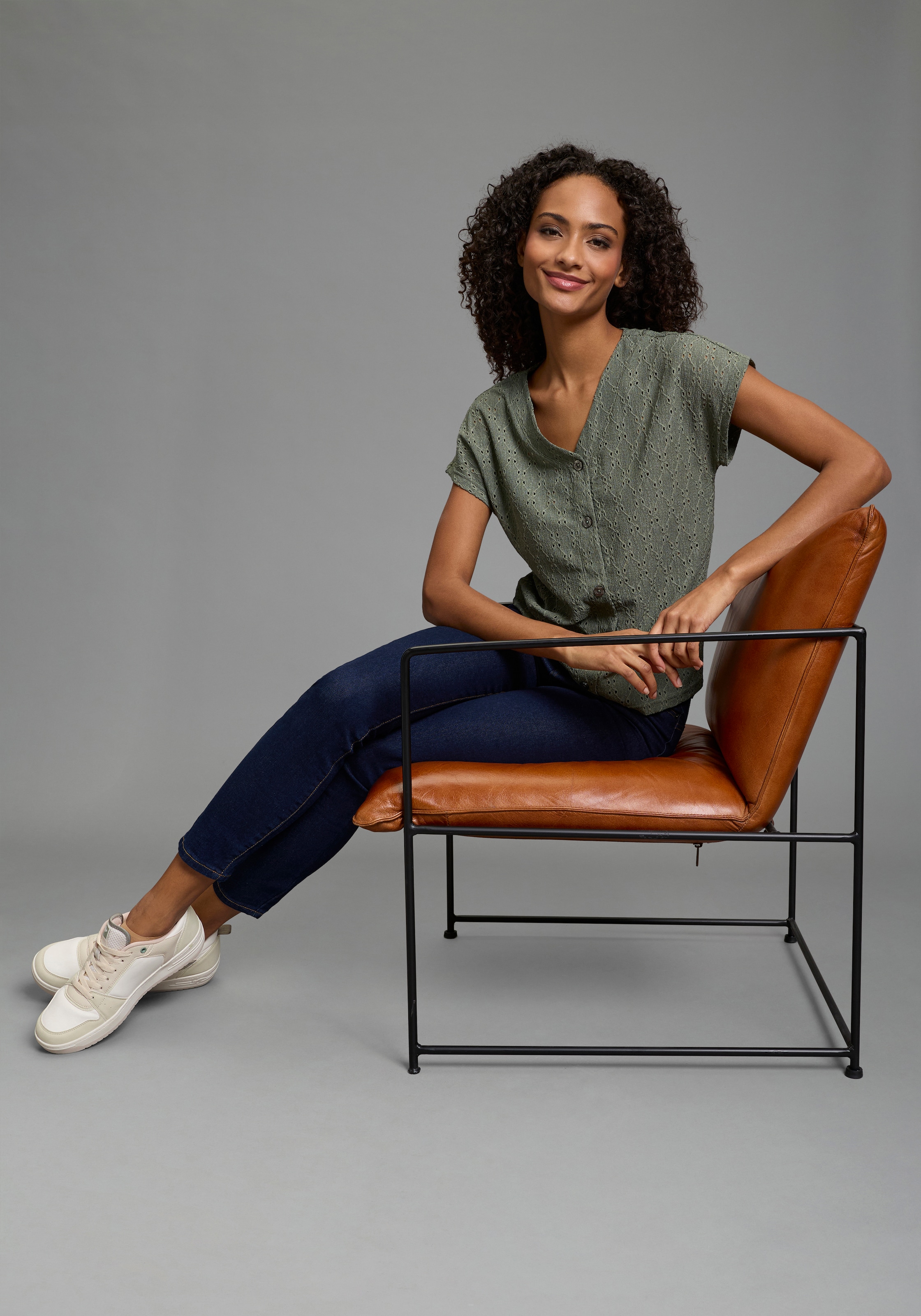 KangaROOS T-shirt figurumspielende Passform, kurze Ärmel, hüftlange Schnittform