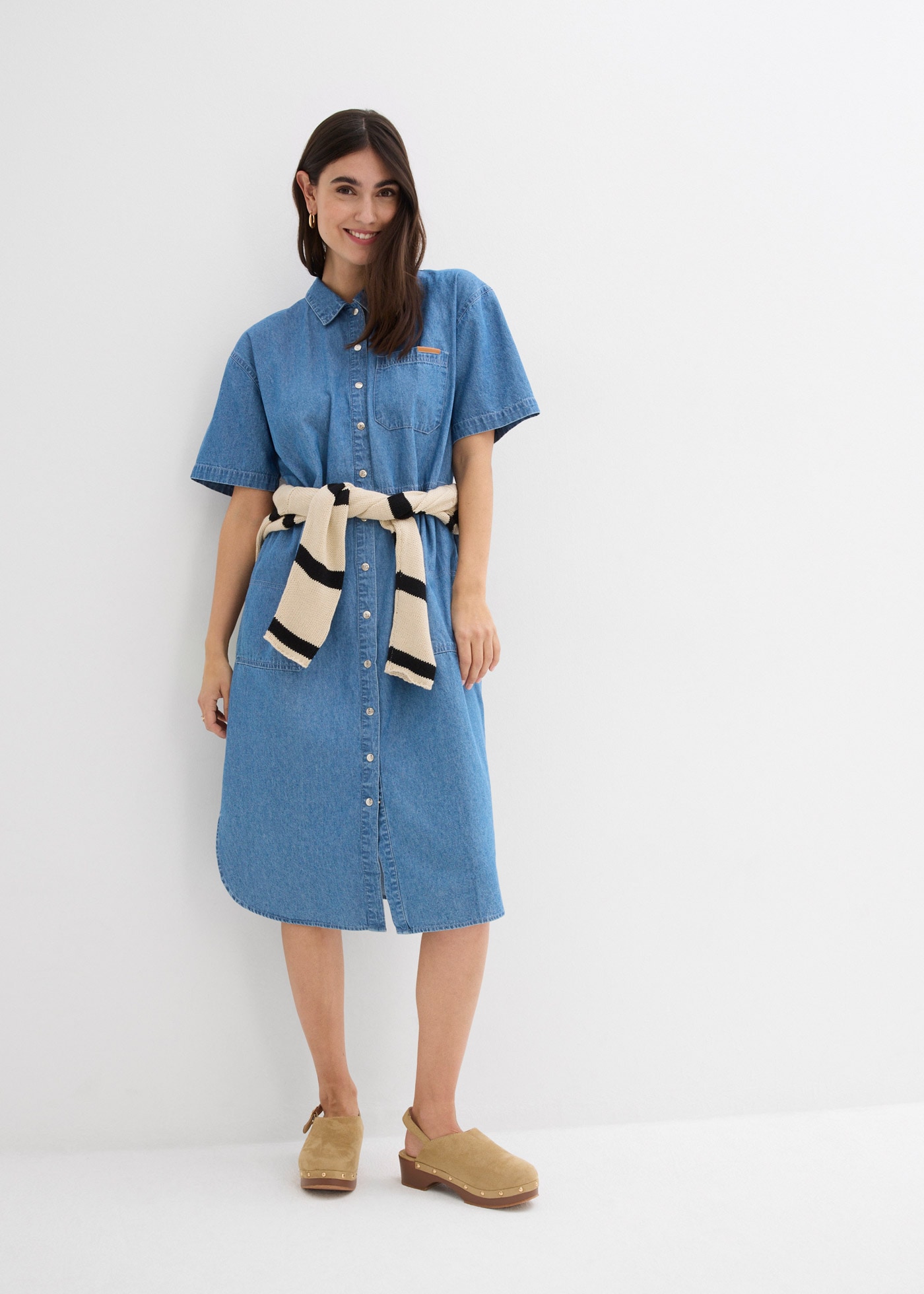 bonprix Jeanskleid »Jeanskleid, Oversized« 2 Stk. tlg. Brusttasche für lässigen Look, aus Baumwolle, Oversize-Passform