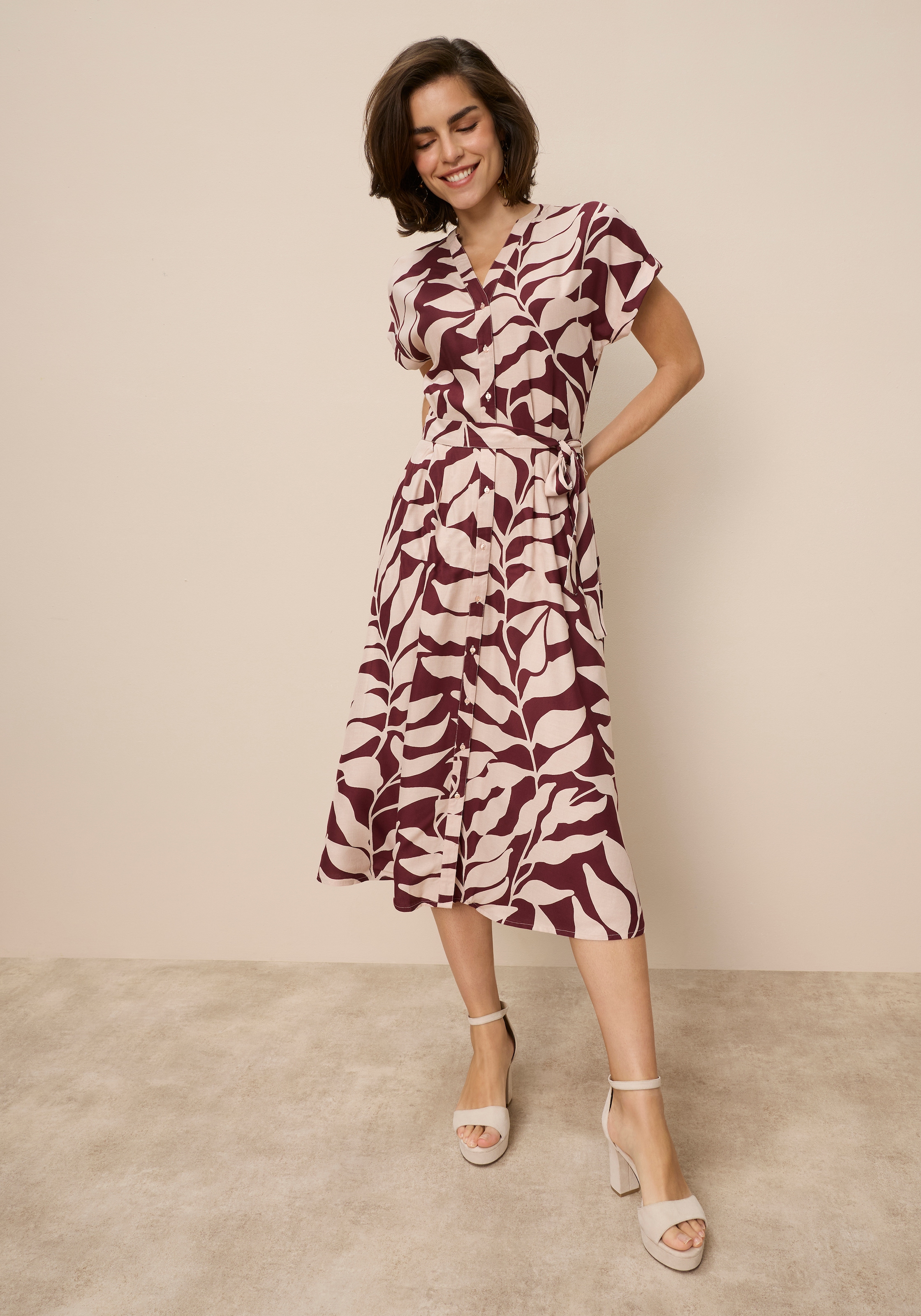 Tamaris Robe chemisier Set, mit Bindegürtel, 2 pièces tlg. aus Viskose, für Frühling und Sommer, gemustert, Mitte-Wade-Länge