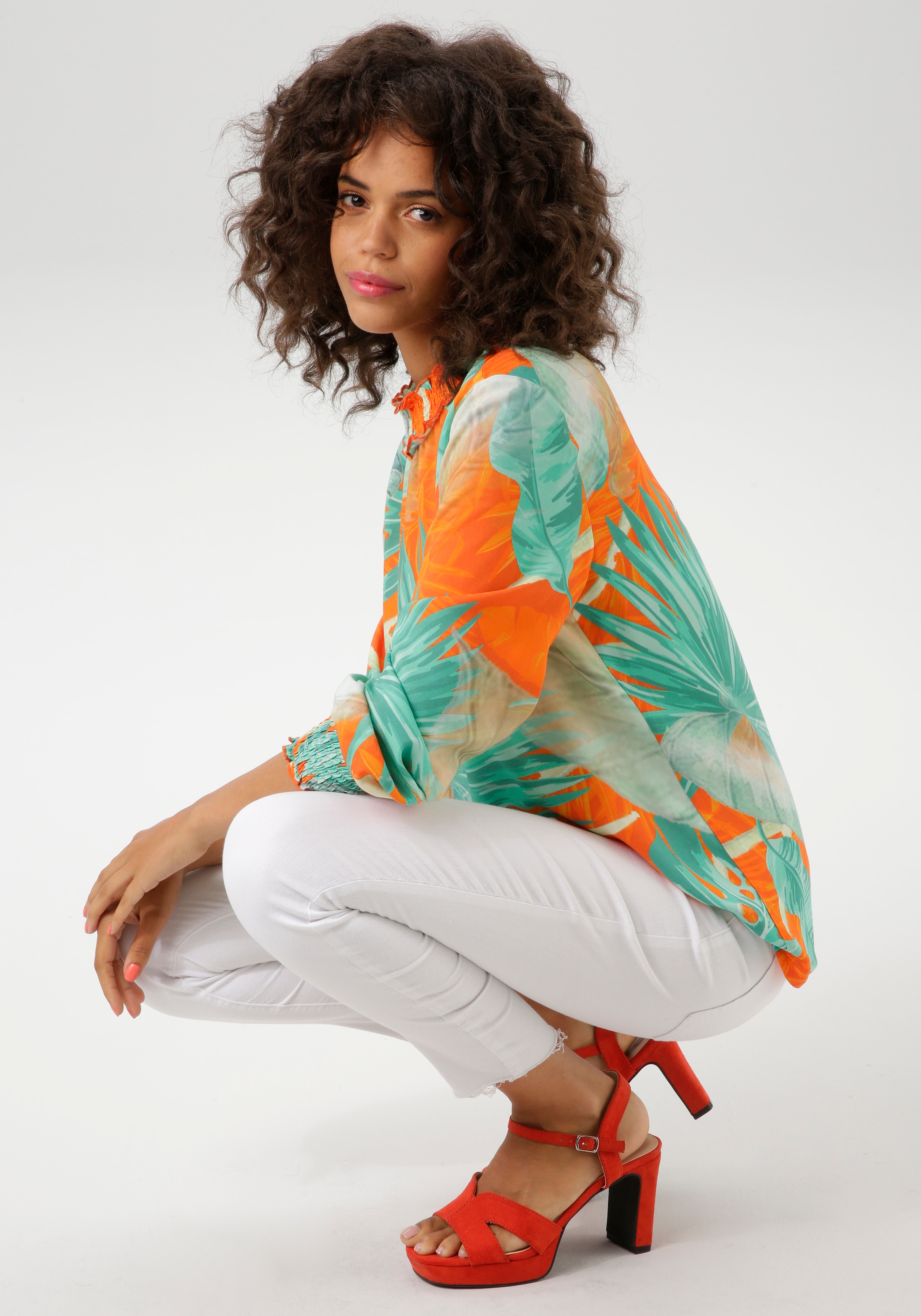 Aniston CASUAL Schlupfbluse mit grossflächigen Blätterdruck im Batik-Dessin