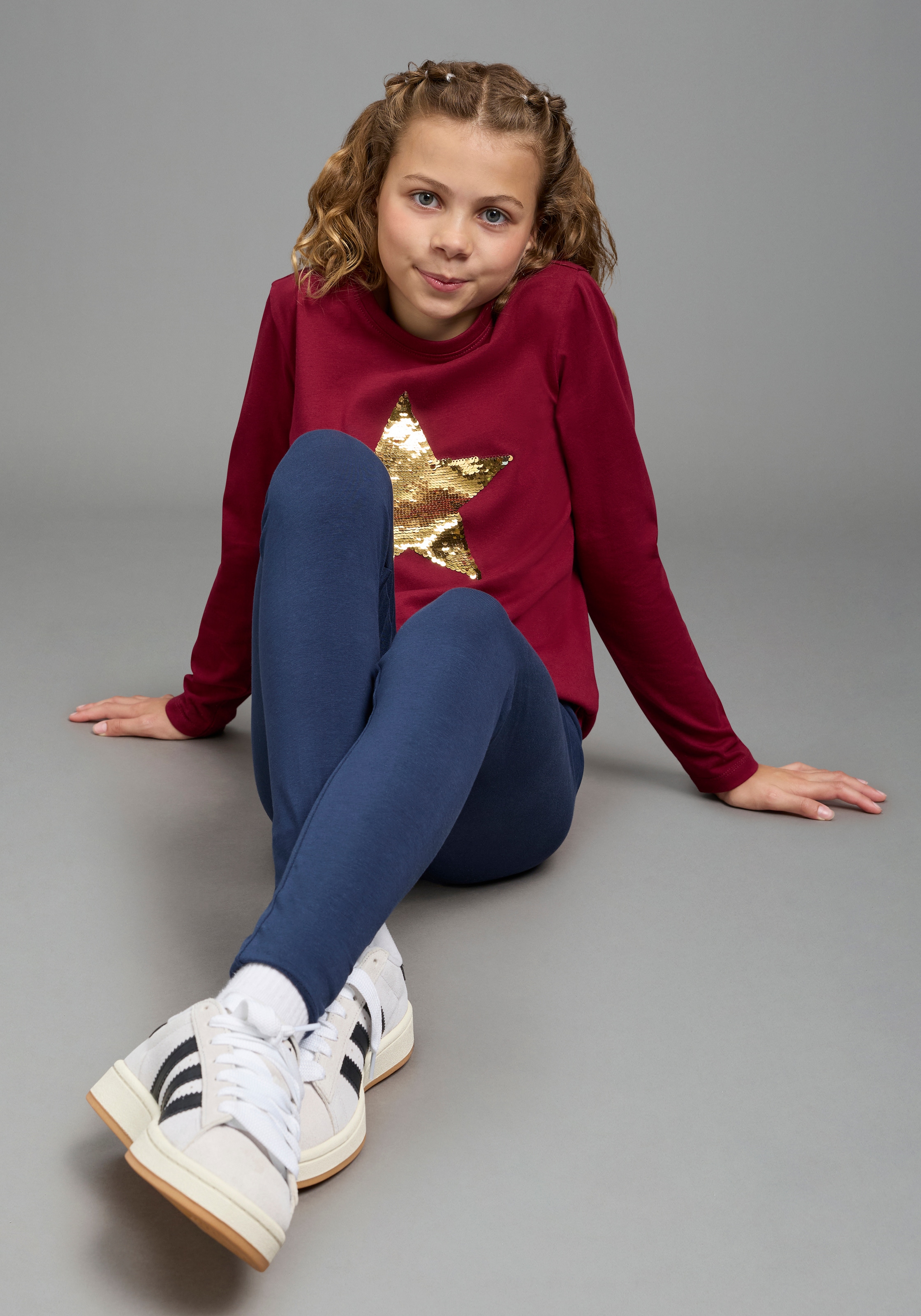 KIDSWORLD Langarmshirt »mit STERN Applikation« Langarm,  taillierter Schnitt,  mit glitzernden Pailletten