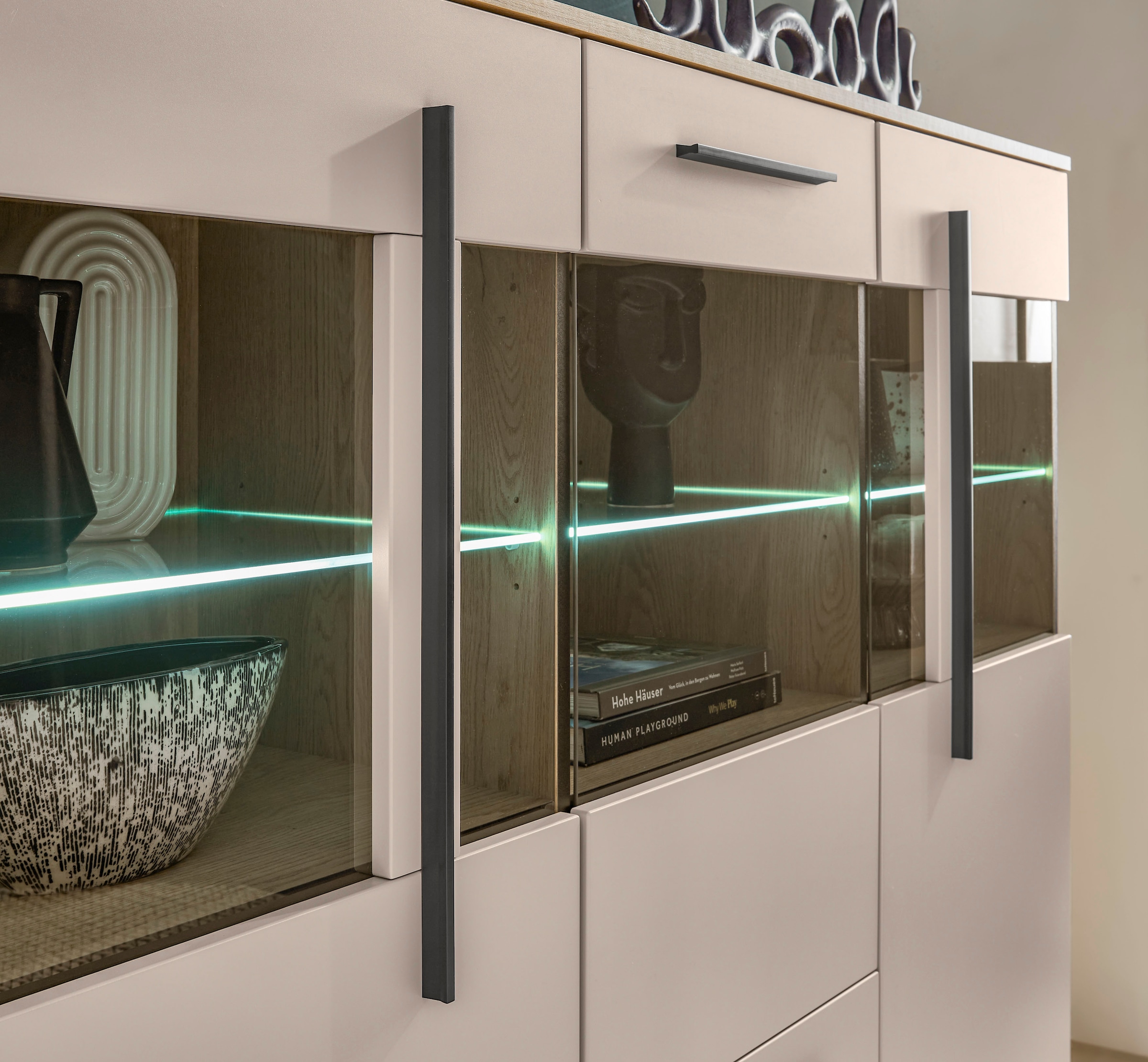 Home affaire Highboard »Cantara, moderner Schrank, Vitrine in Eiche Dekor, Weiss oder Kaschmir« schwarze Stangengriffe, ausreichend Stauraum, vielseitig einsetzbar