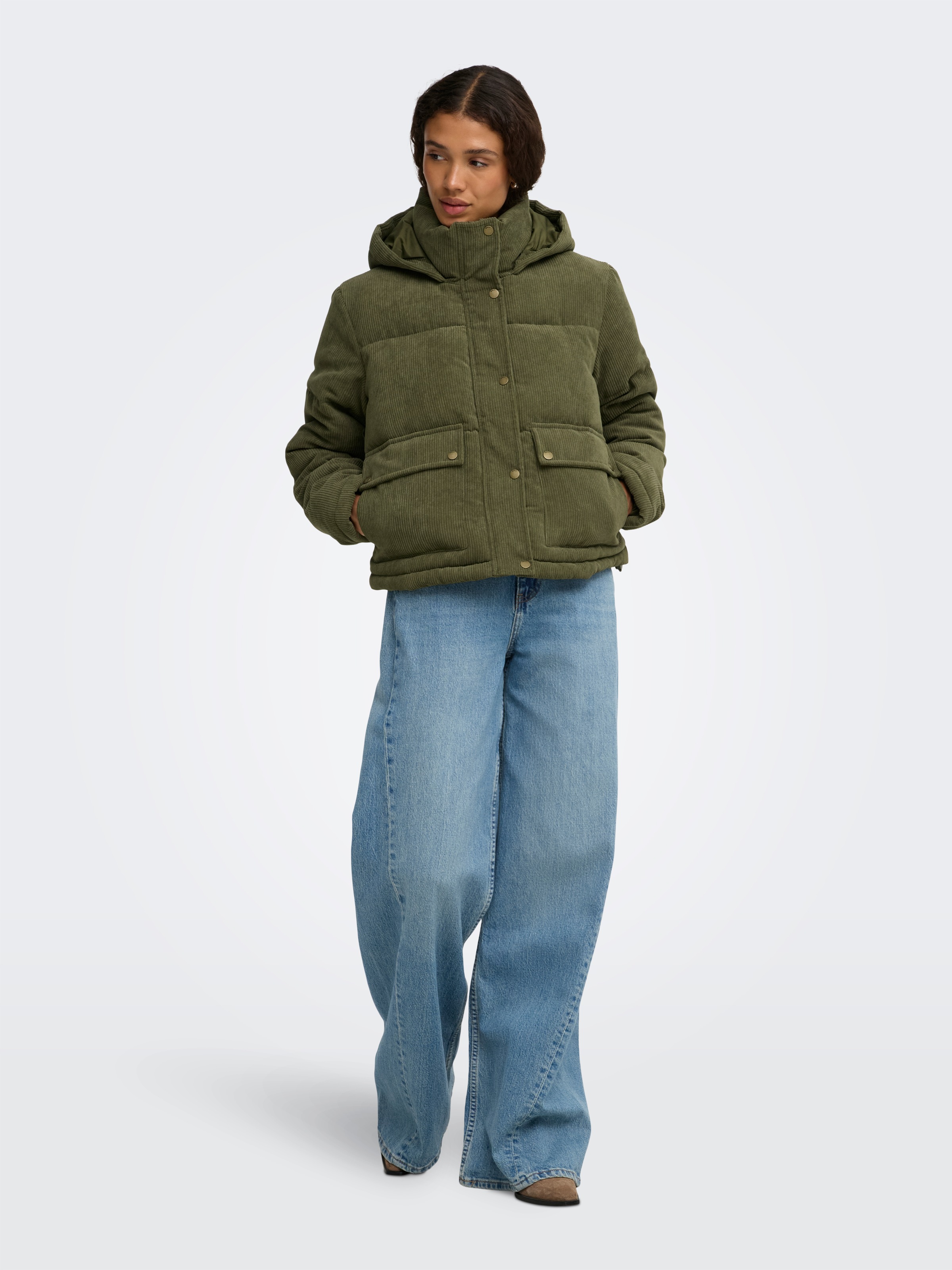 ONLY Veste matelassée »ONLZAHARA CORDUROY PUFFER CC OTW« avec capuche fibre synthétique