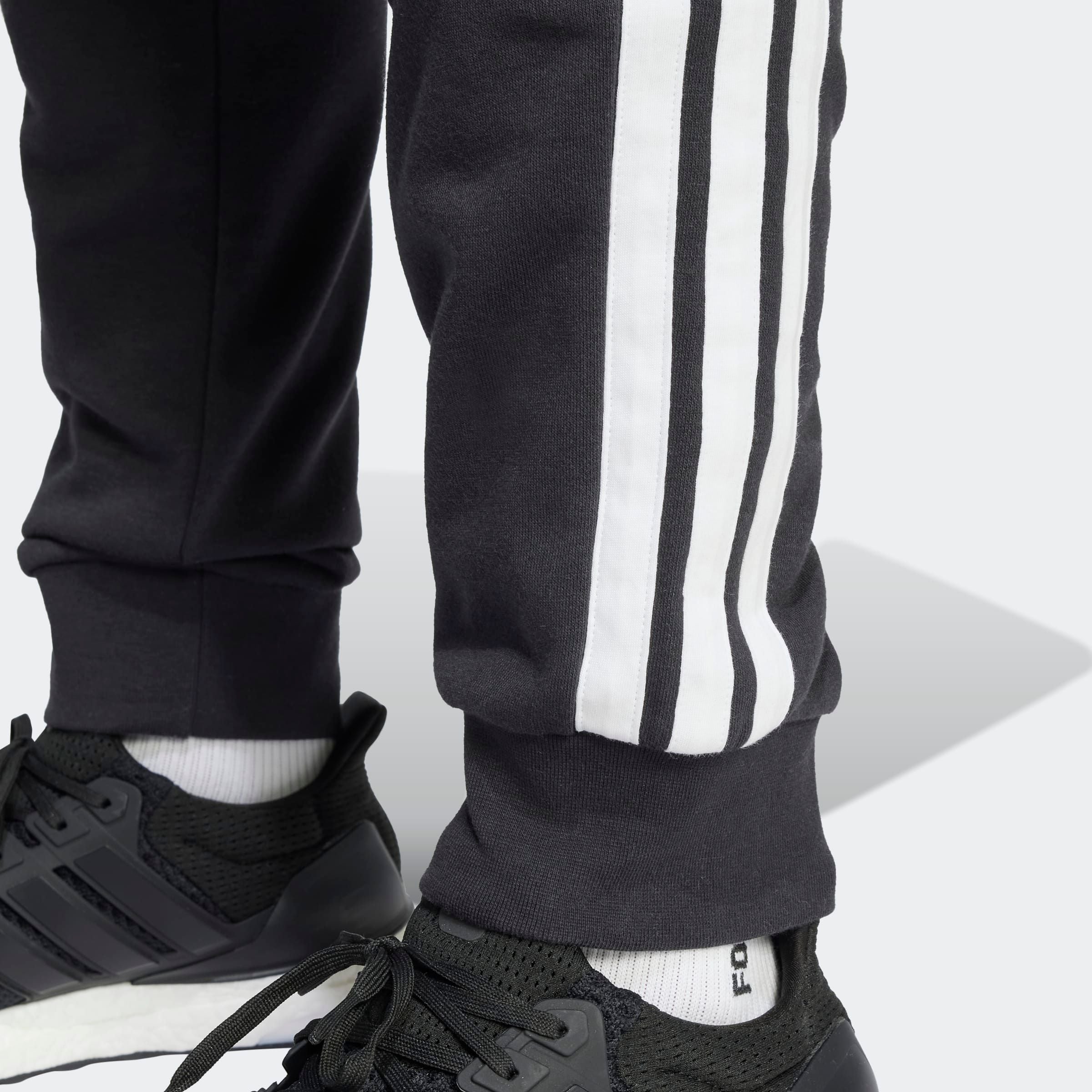 adidas Sportswear Pantalon de sport »M 3S FT TC PT«  schmal zulaufende Beinform, für sportliche Aktivitäten