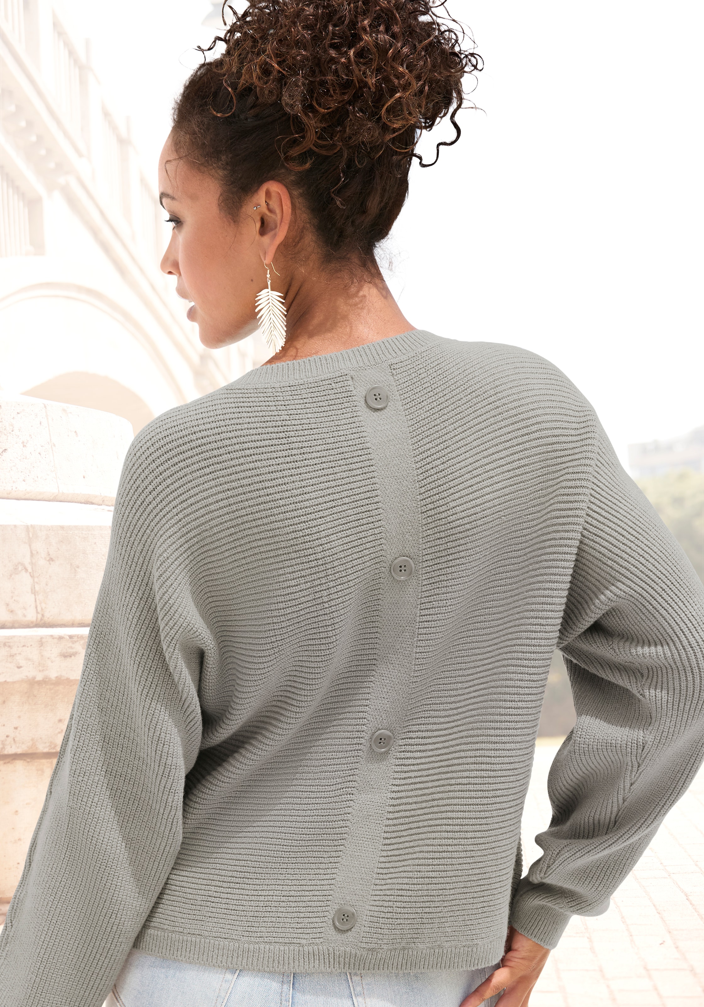 LASCANA Pull à col rond »aus Rippstrick mit Zierknöpfen am Rücken« pull en maille ample avec boutons décoratifs au dos