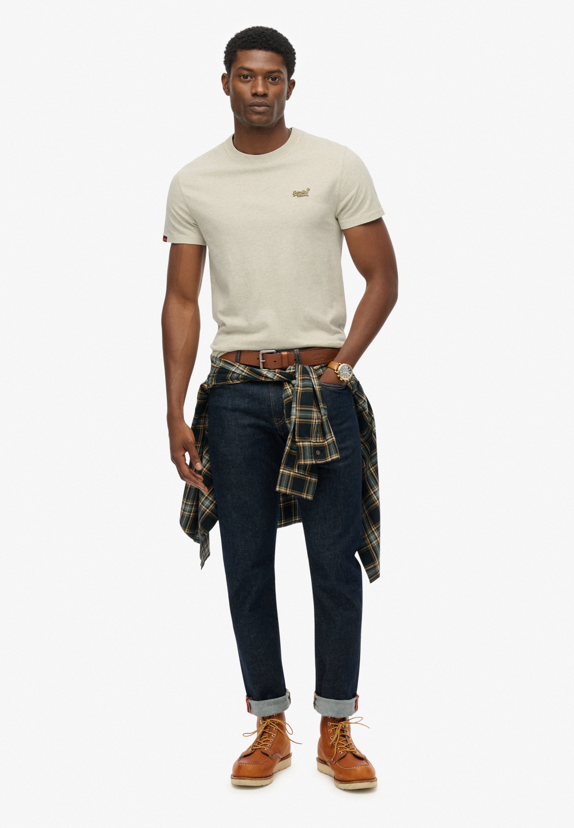 Superdry Shirt à col rond »ESSENTIAL LOGO EMB TEE« en coton et jersey simple, coupe slim, manches courtes, longueur hanche