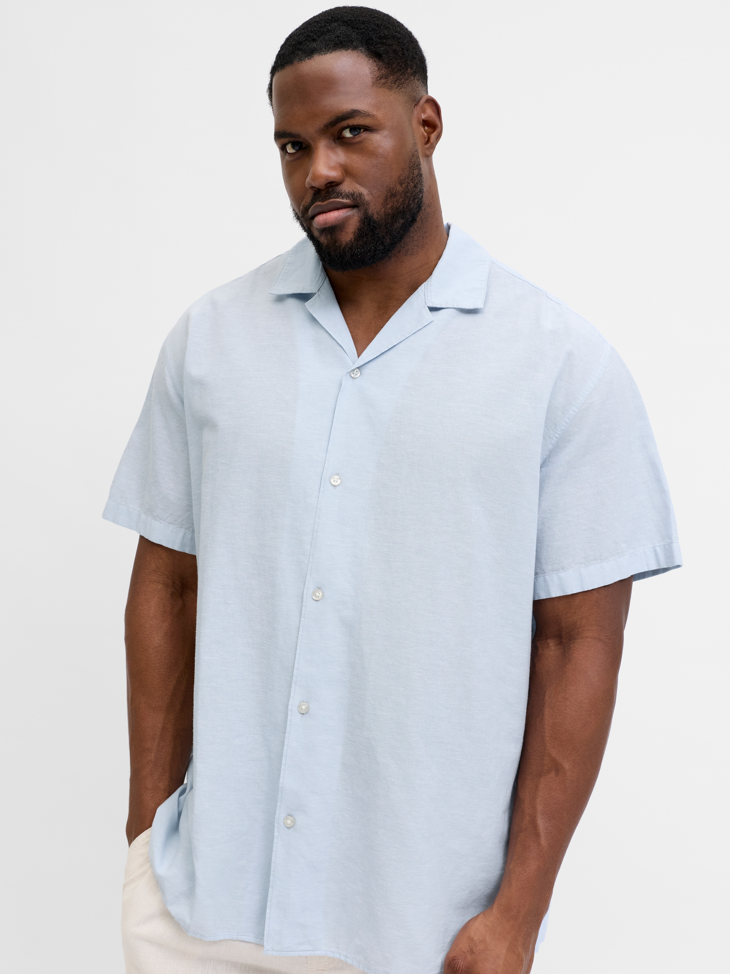Jack & Jones PlusSize Chemise à manches courtes »JJEBREEZE LINEN BLEND RESORT SHIRT PLS« mit Leinen, regular fit