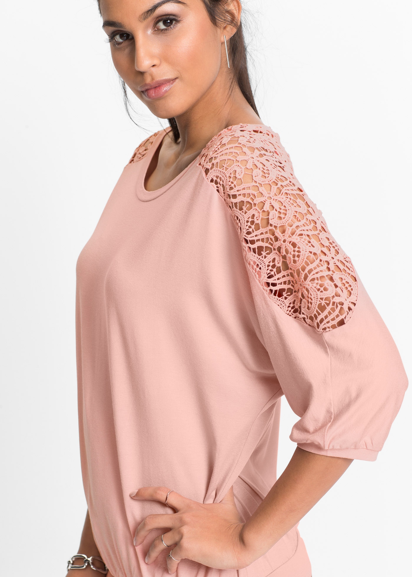 bonprix Oversize-Shirt oversized, 3/4-Fledermausärmel mit Cut-Outs mit Spitzeneinsätzen