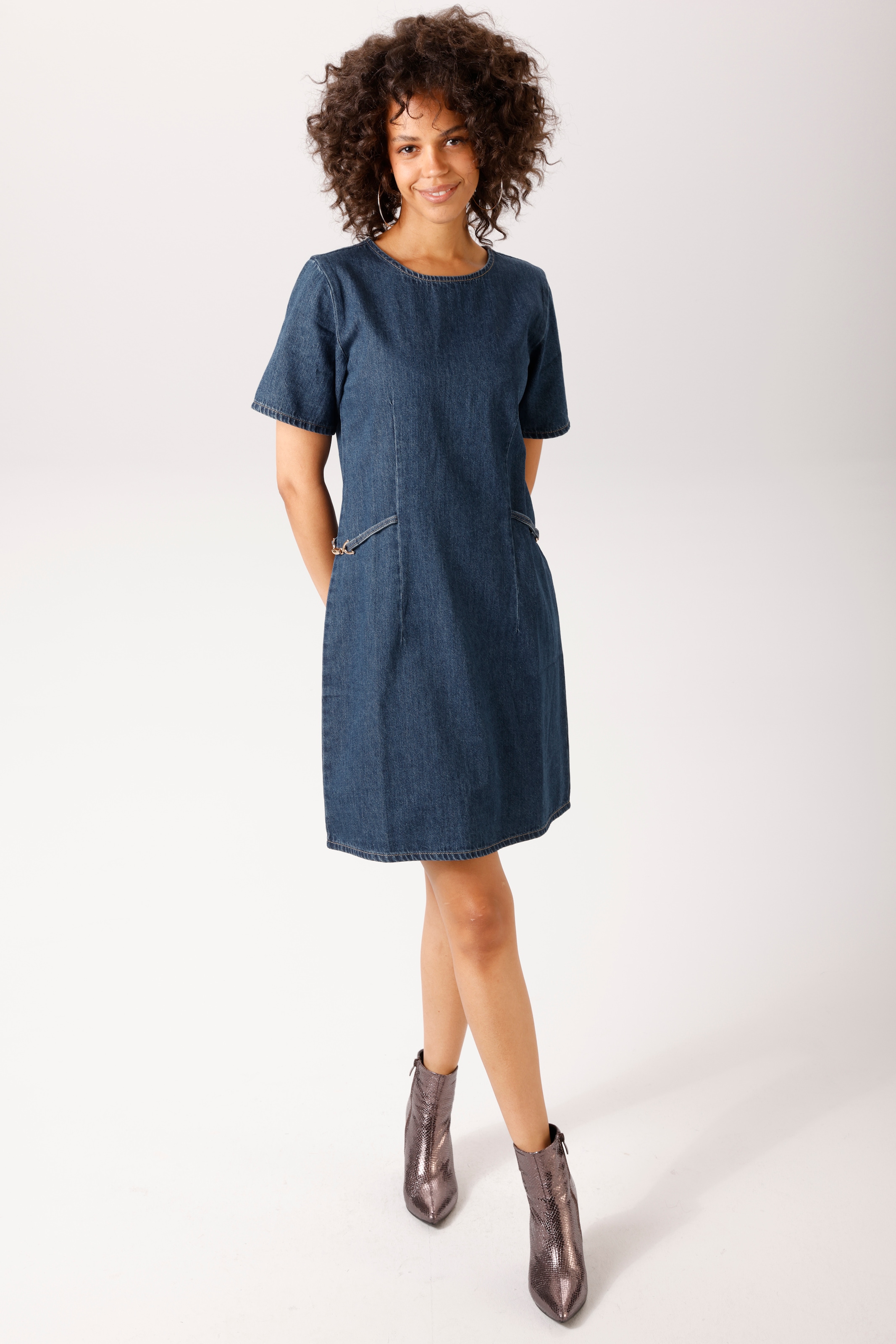 Aniston CASUAL Robe en jean avec éléments décoratifs dorés sur les côtés - NOUVELLE COLLECTION