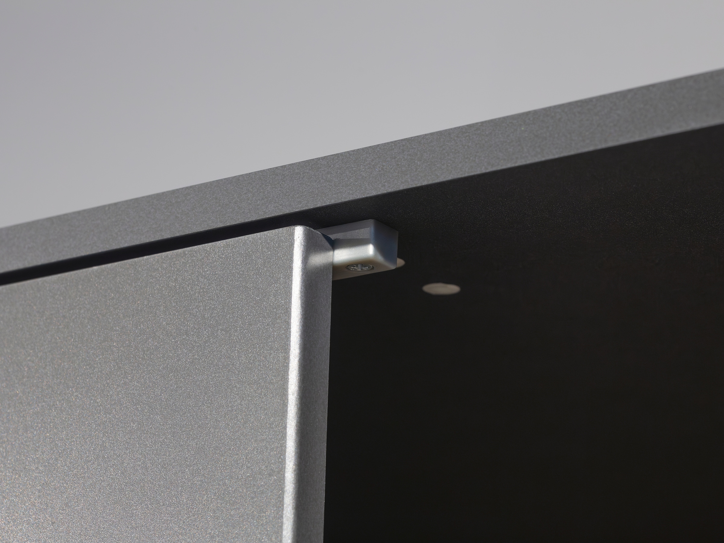 rauch Drehtürenschrank »Kleiderschrank Schrank Garderobe SHINJO Breiten 93/140/187 cm« in 3 verschiedenen Ausstattungen BASIC/CLASSIC/PREMIUM,  Griffe und Füsse aus Massivholz, viel Stauraum MADE IN GERMANY