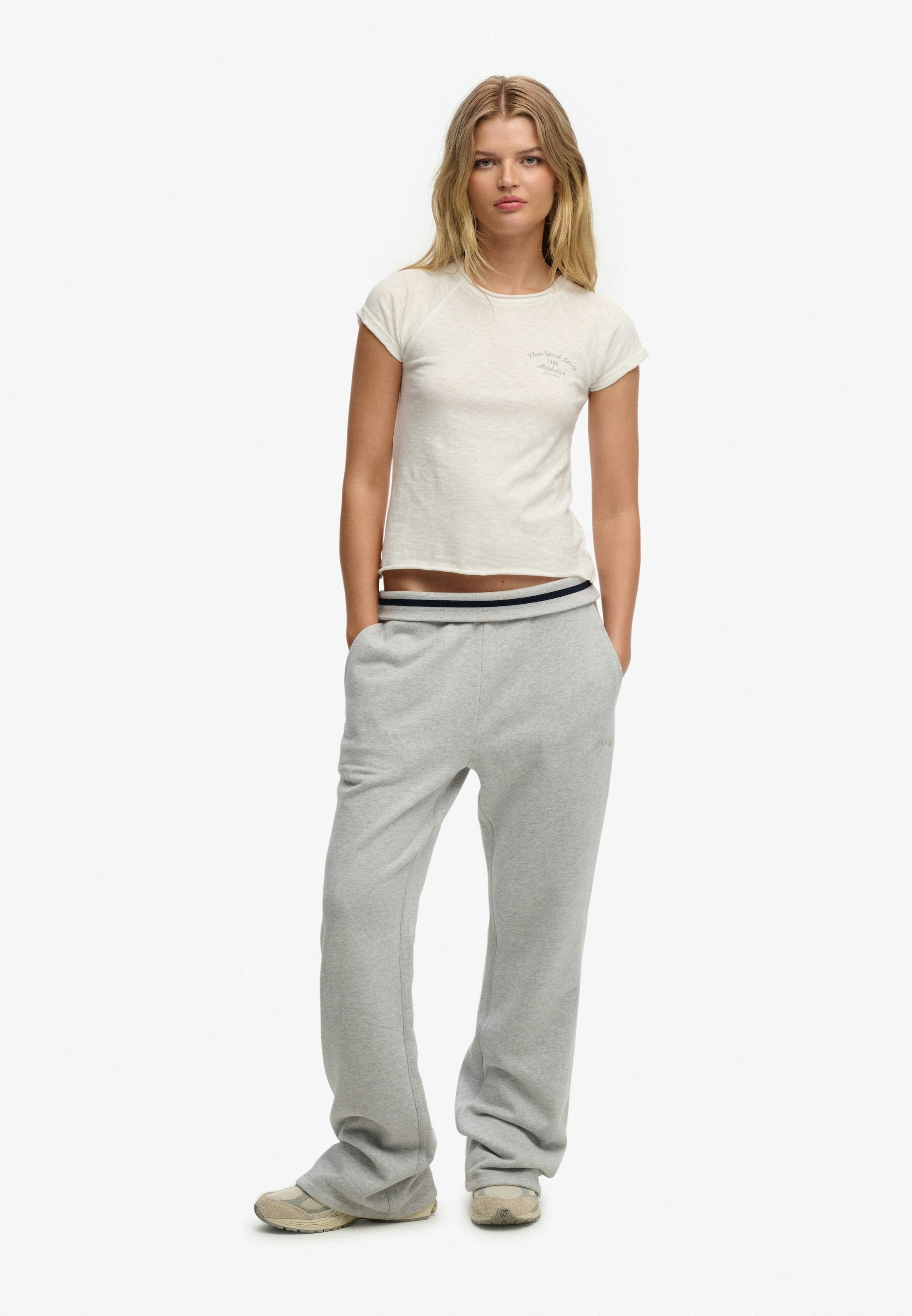 Superdry Sweathose »ESSENTIAL LOGO LR FLARE JOGGER«  Slim Fit, aus Baumwollmischung mit Jersey