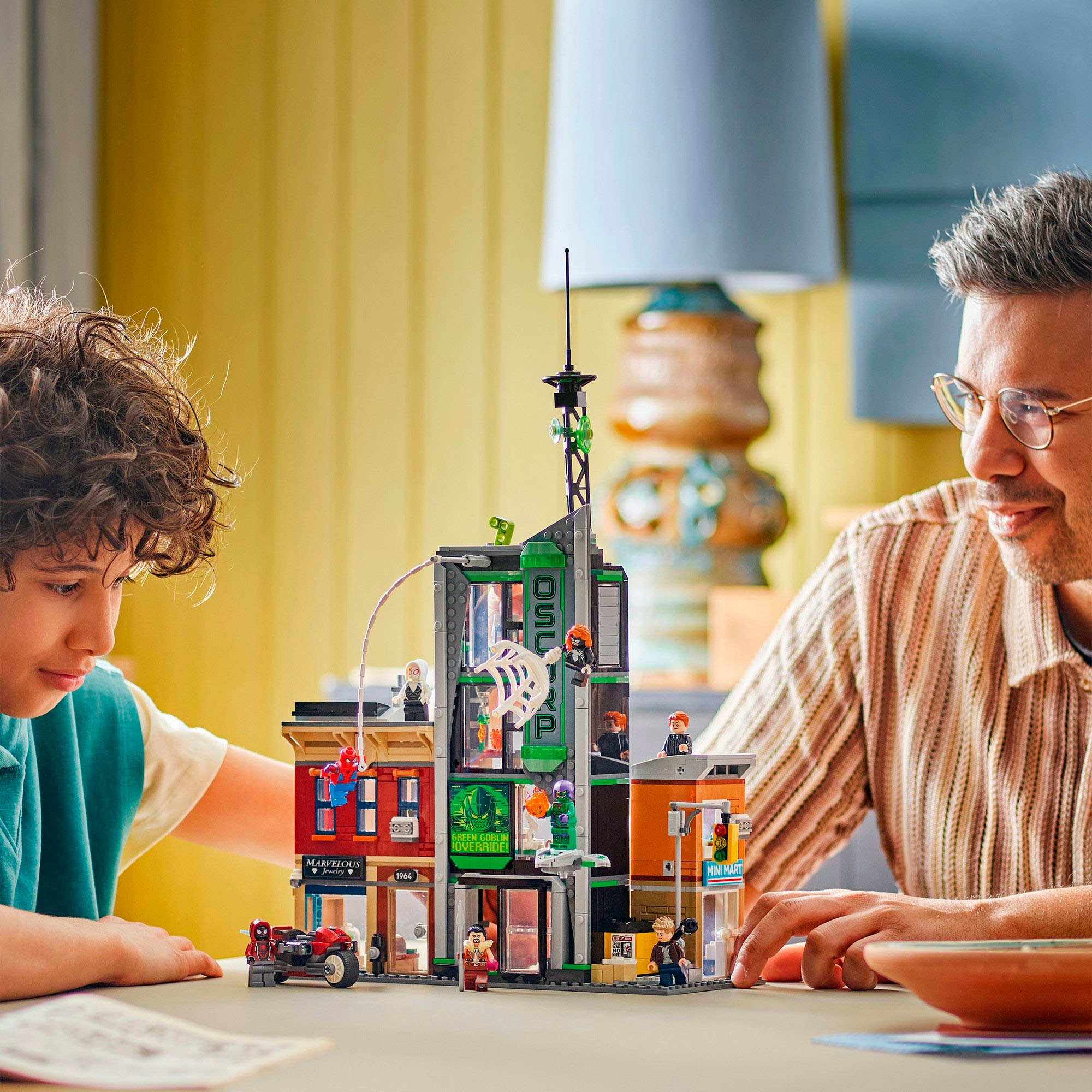 LEGO® Konstruktionsspielsteine »Spider-Man vs. Oscorp (76324), LEGO Super Heroes« Made in Europe