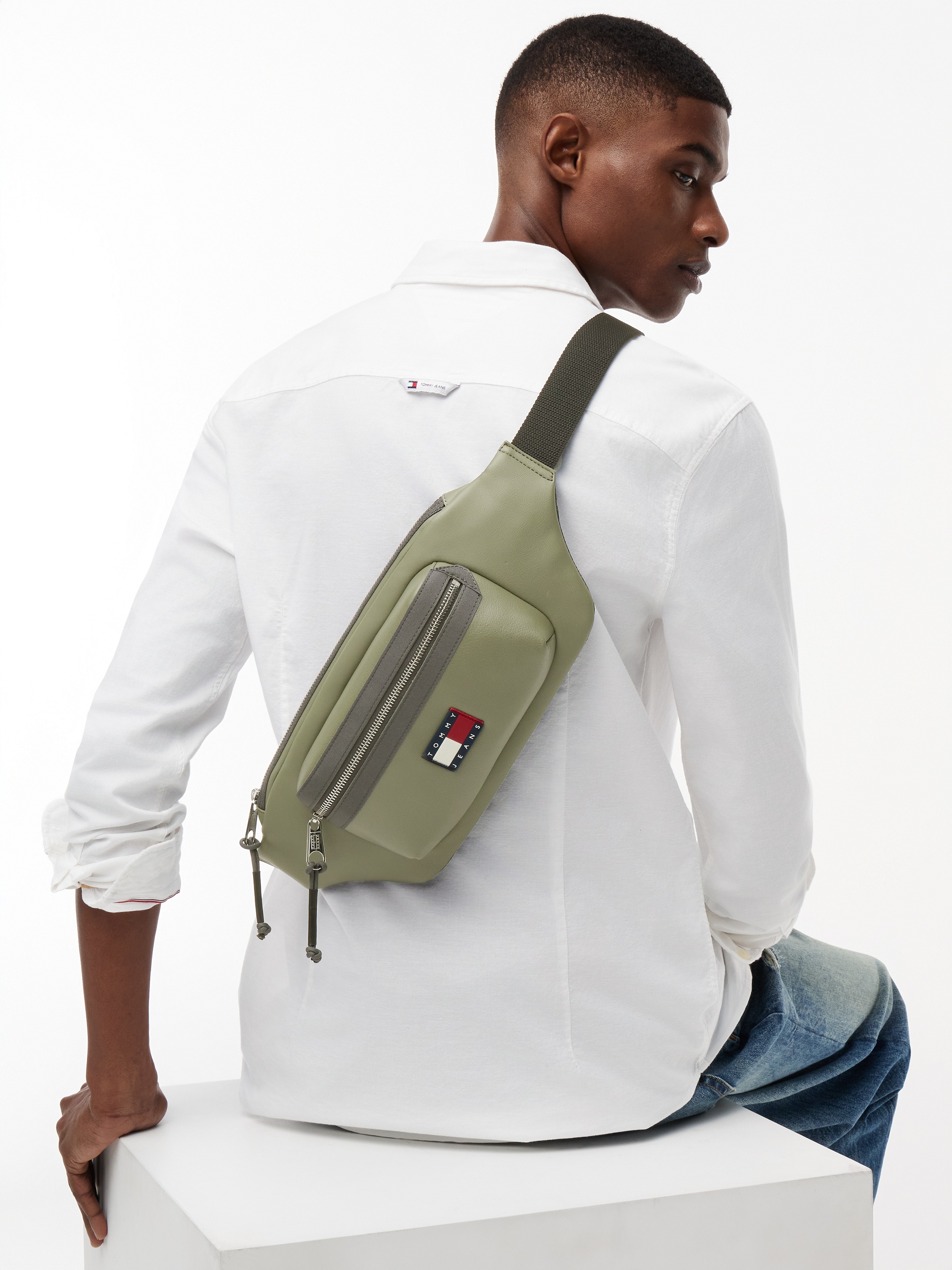 Tommy Jeans Sac ventral »TJM ELEVATED PU BUMBAG« Banane unisexe, sac bandoulière avec écusson logo