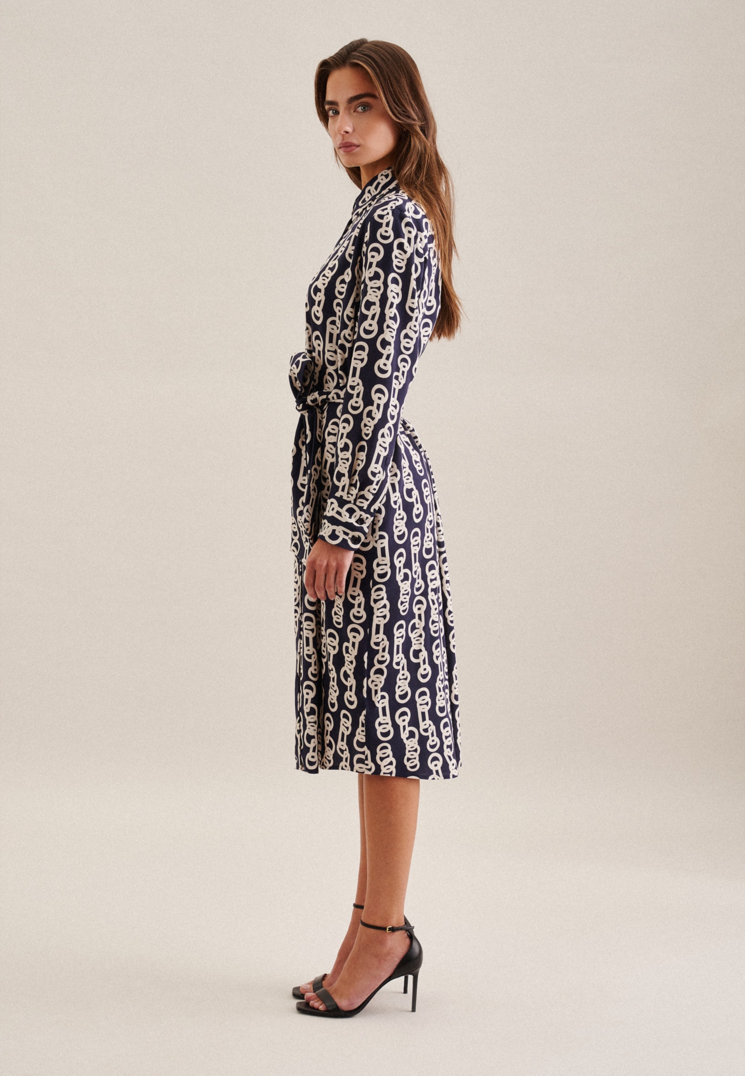 seidensticker Sommerkleid »Schwarze Rose« Langarm Kragen Kettenprint