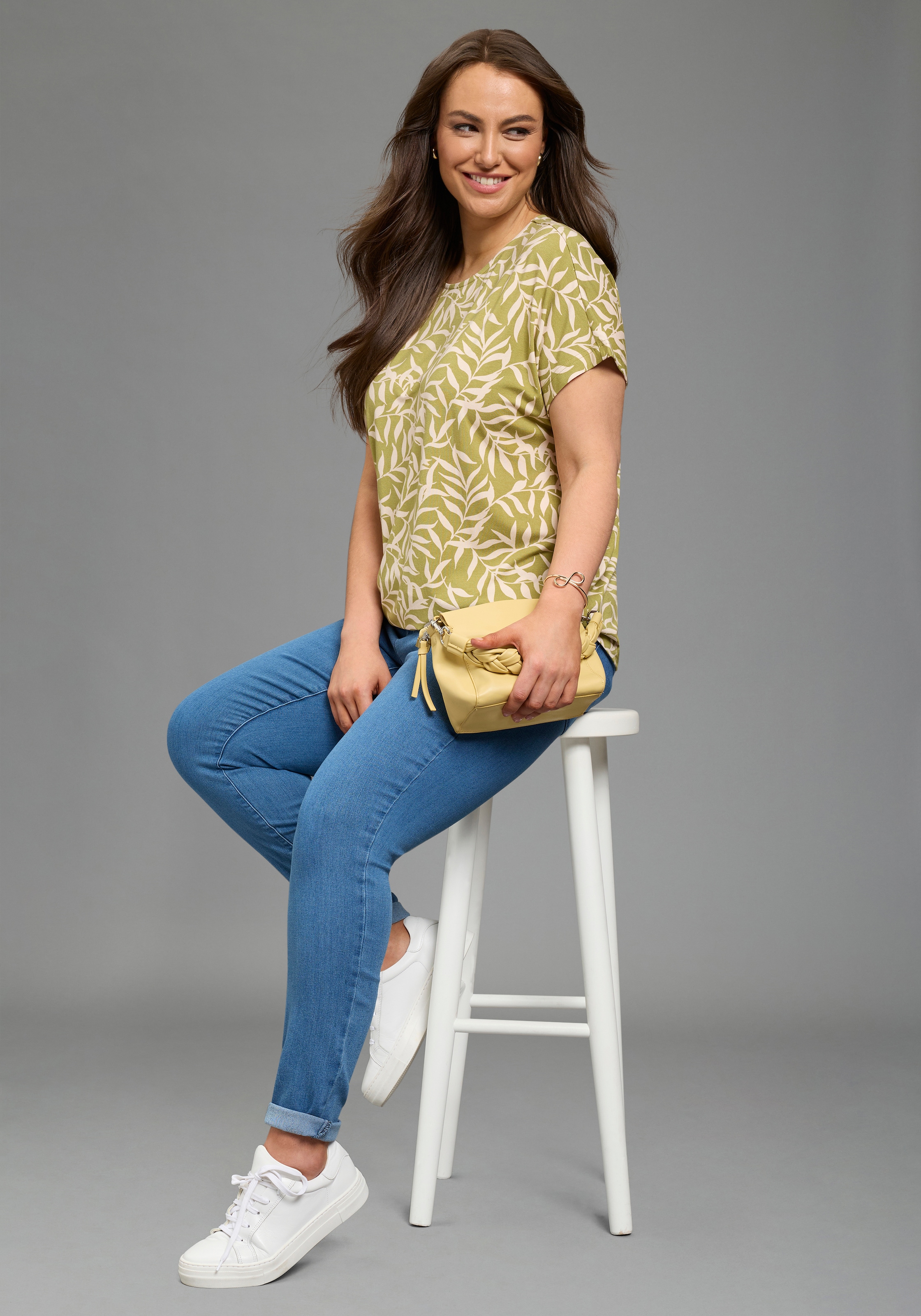 Laura Scott CURVE T-Shirt casual Stil, Figurumspielende Passform, geblümt