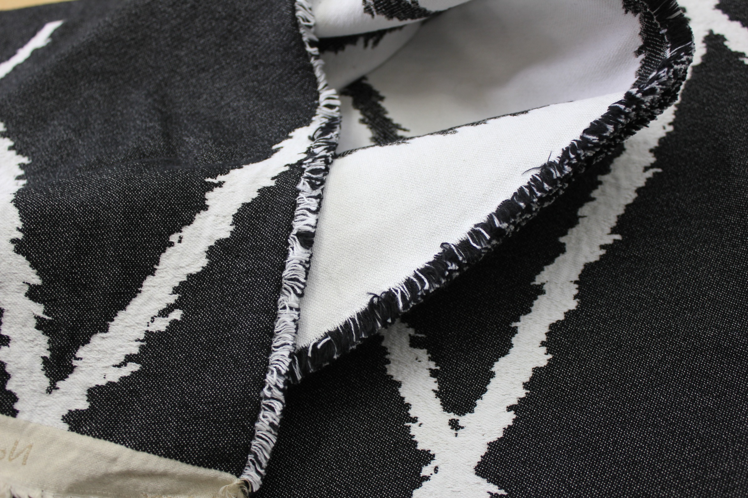 Adam Wohndecke »Casket Valdelana« mit grafischem Muster, Kuscheldecke