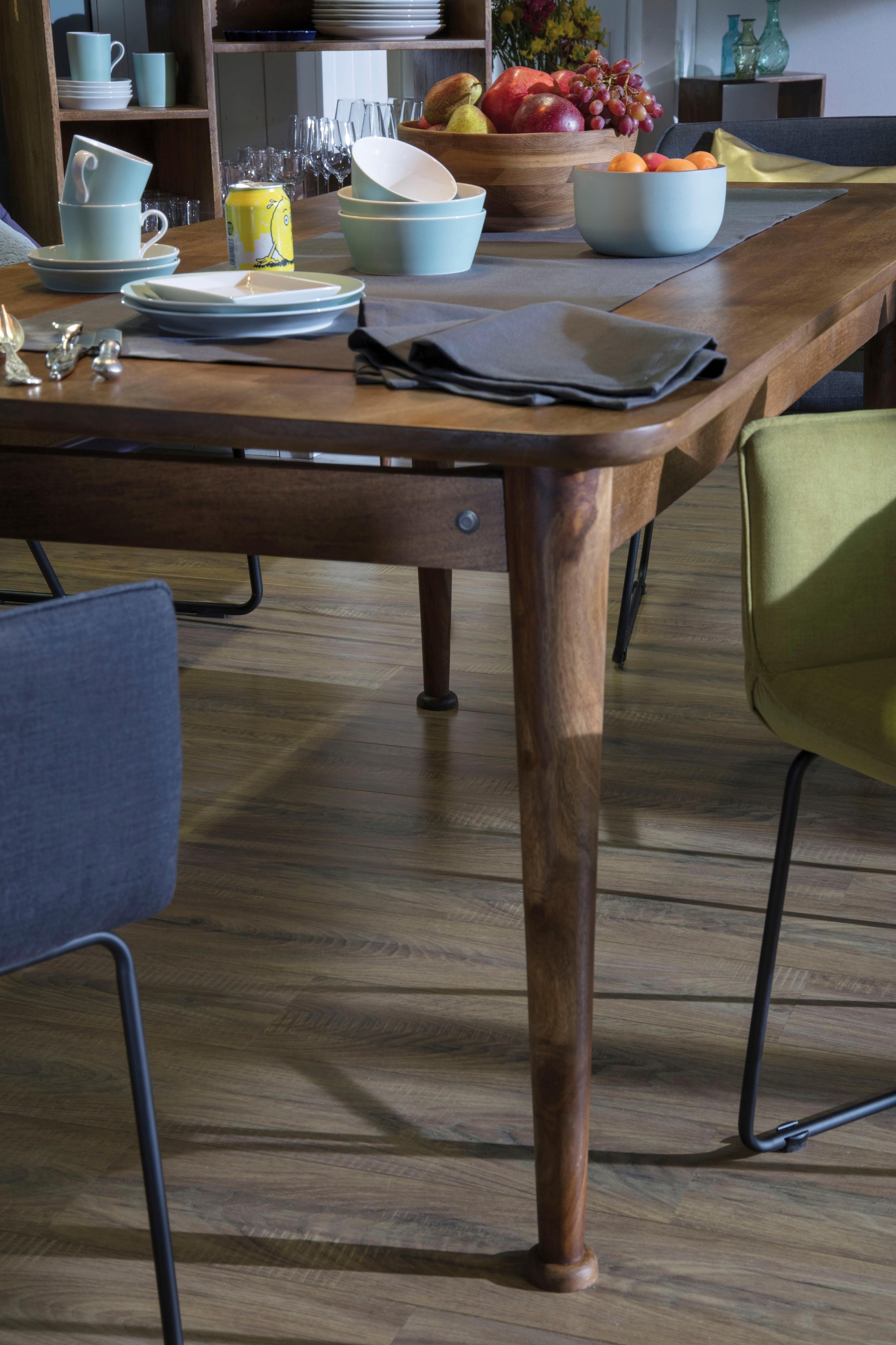 SIT Esstisch »Vaduz 180 x 90 cmaus Mangoholz Massivholz« Markante Holzbeine mit dekorativen Absätzen in Tellerform