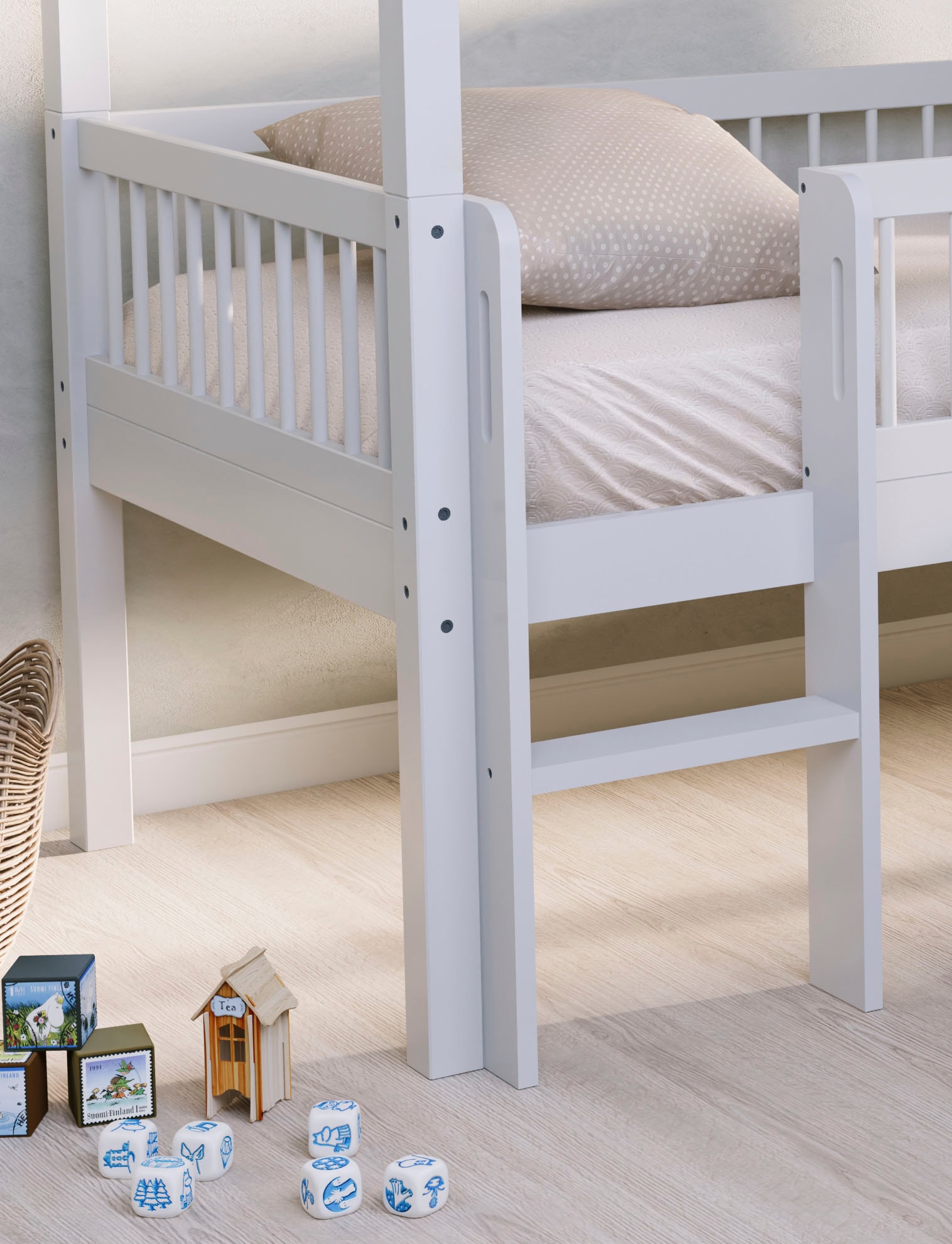 Vipack Hausbett »Forrest ist ein hochwertiges Massivholz Haus Bett "Made in Europe"« inkl. Rolllattenrost, Dachaufbau, Absturzschutz, Leiter und Rutsche,  wahlweise aus massiver Eiche geölt oder Buche massiv weiss lackiert