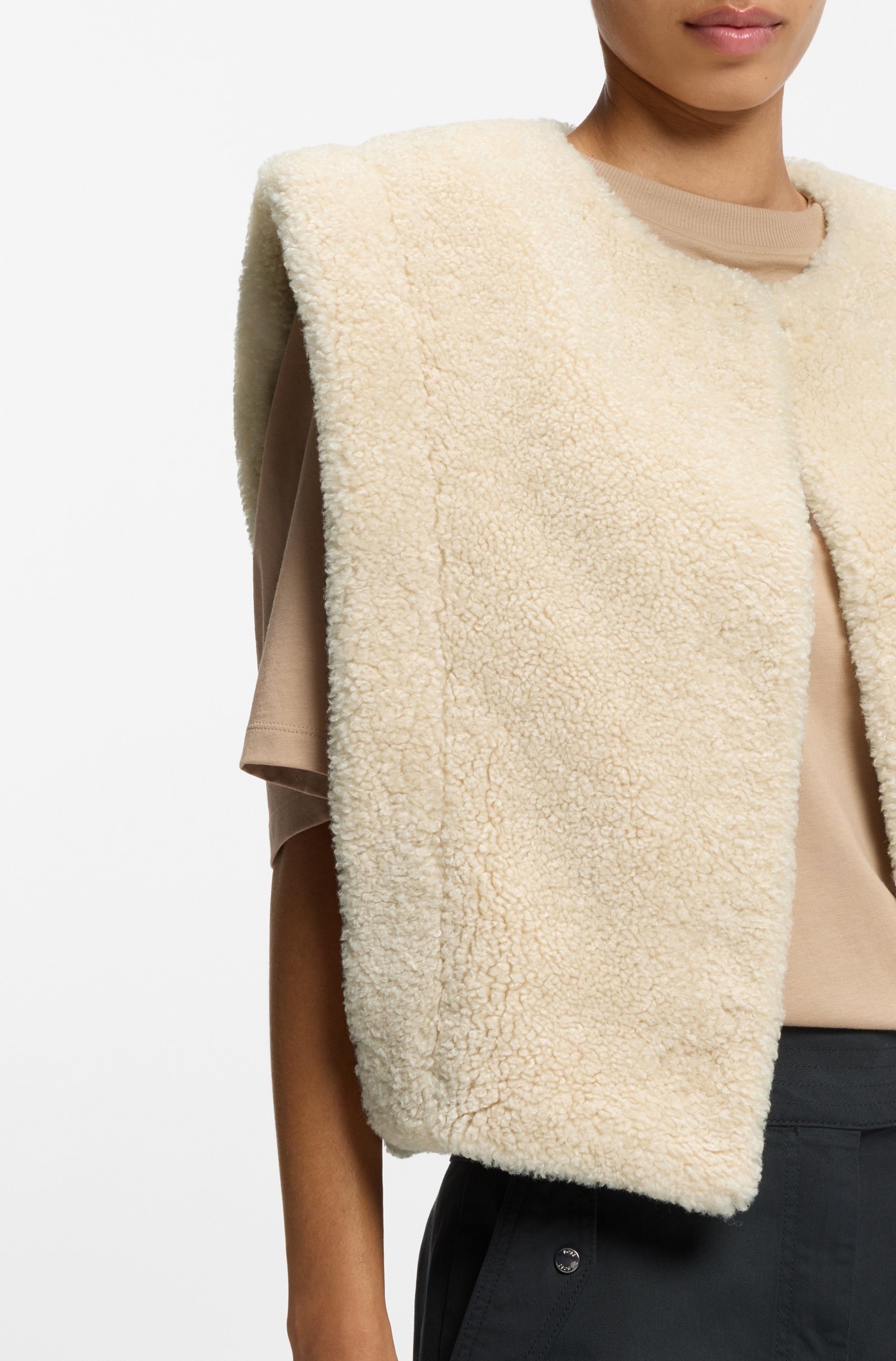 BOSS ORANGE Gilet en imitation fourrure »Cosila Premium Damenmode« im Teddy-Look, verdeckter Verschluss