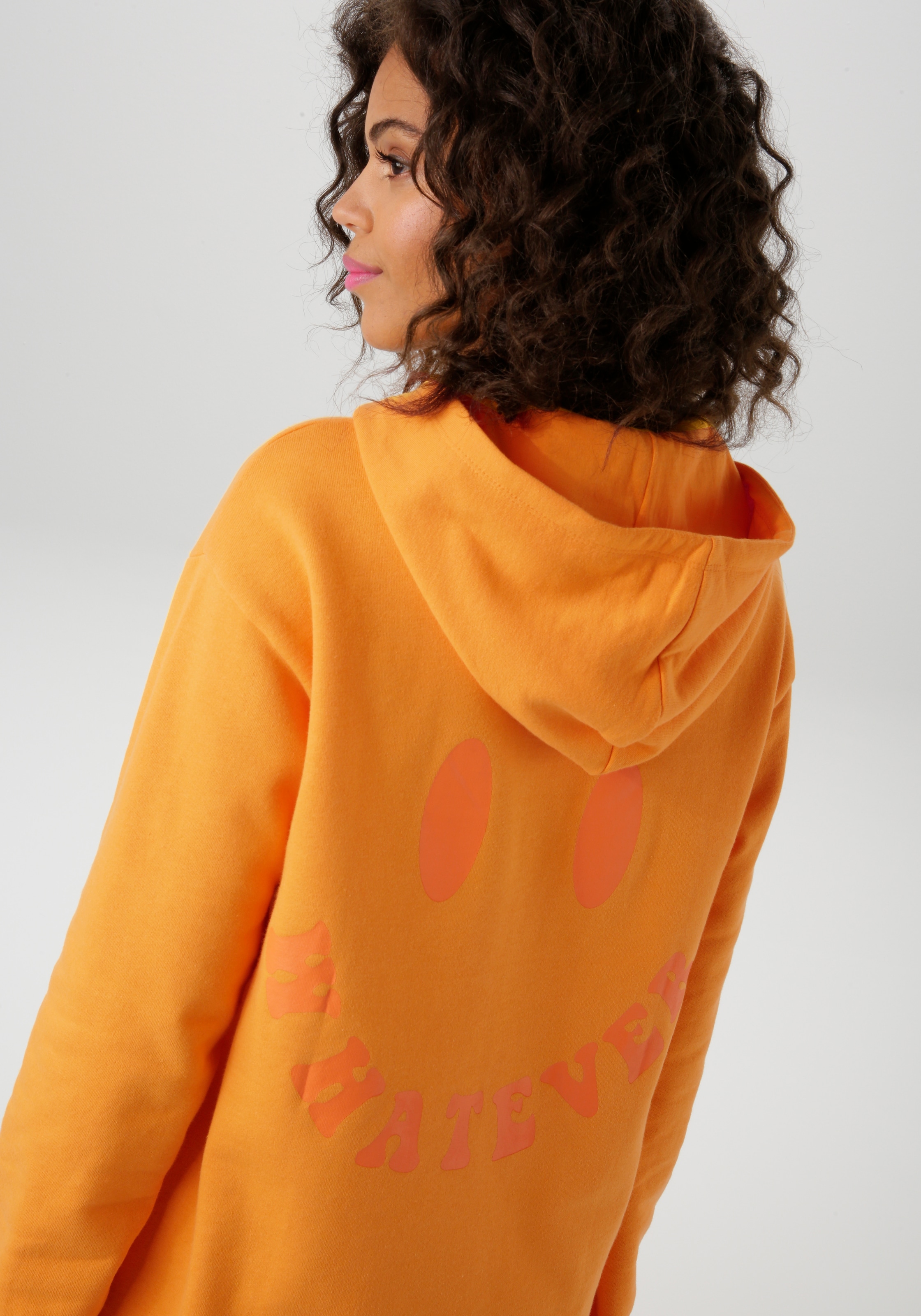 Aniston CASUAL Kapuzensweatshirt , mit Smiley im Rücken
