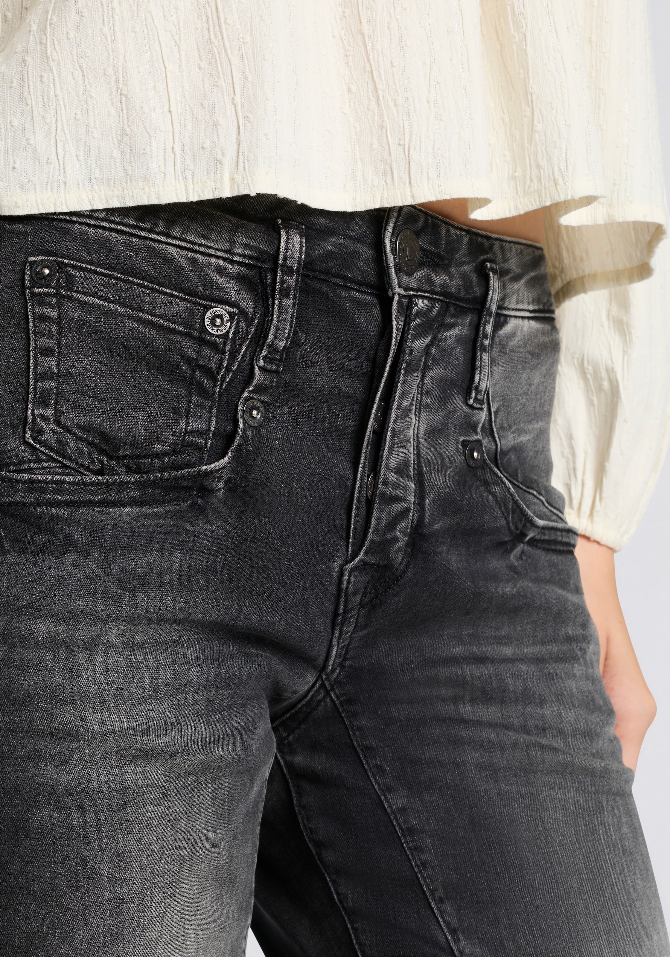 Herrlicher Jeans boyfriend »Shyra Tap Denim Black Light« mit halb verdeckter Knopfleiste