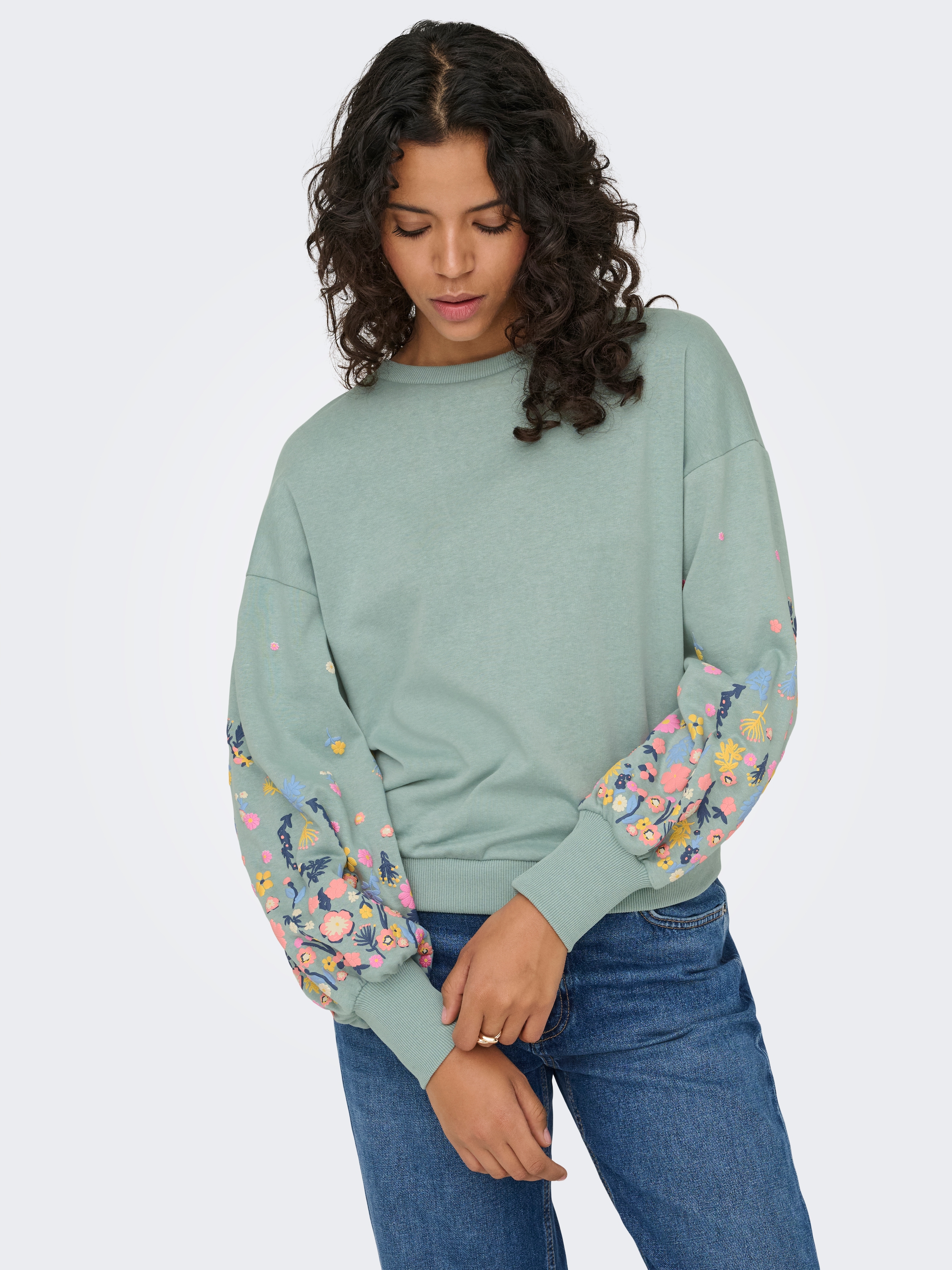 ONLY Sweat-shirt »ONLBROOKE L/S O-NECK FLOWER SWT«, mélange coton, coupe régulière
