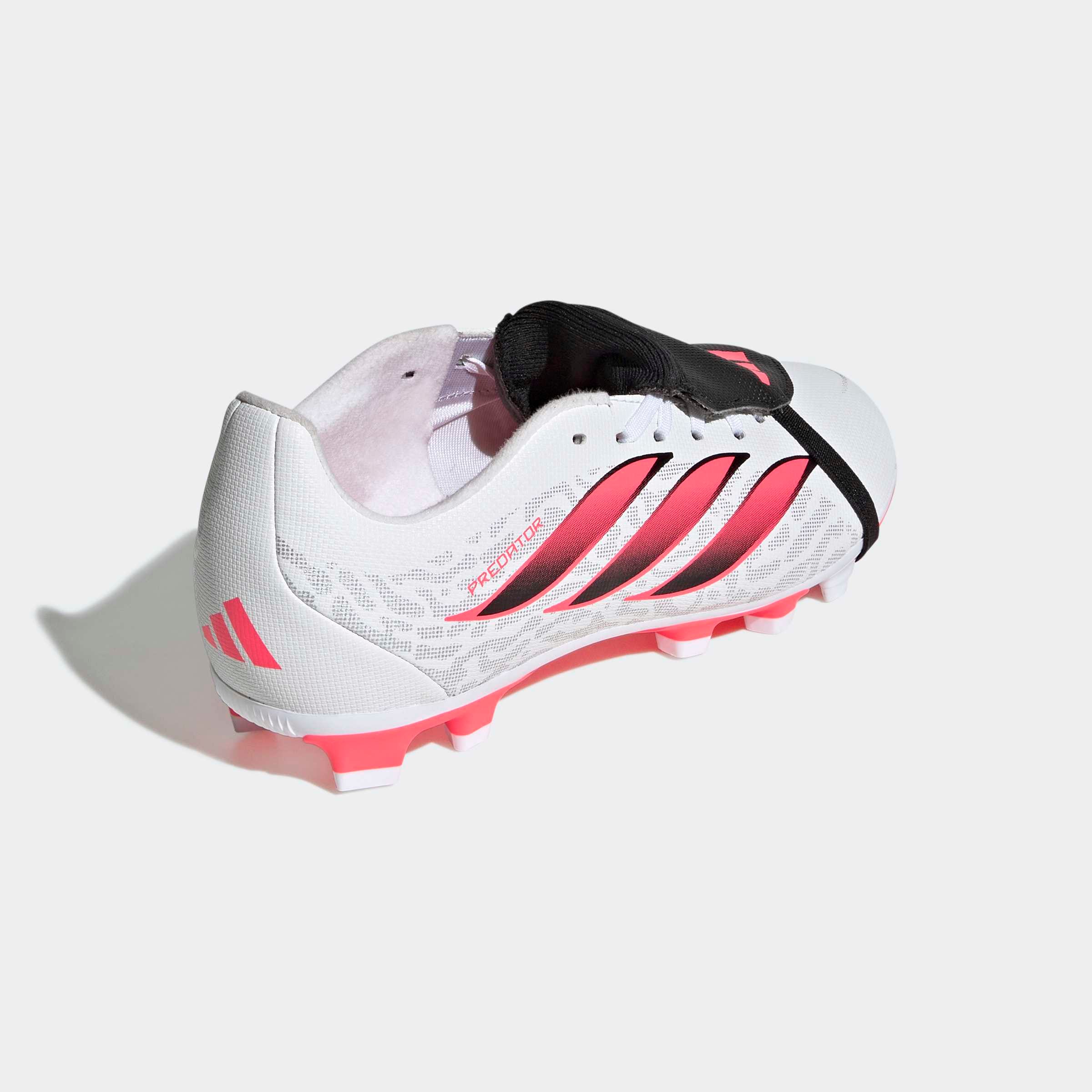 adidas Performance Chaussure de football »PREDATOR CLUB KIDS , FESTE BÖDEN/GEMISCHTE BÖDEN, UMSCHLAGBARE ZUNGE«  adapté à de nombreux types de sols, pour adolescents et enfants
