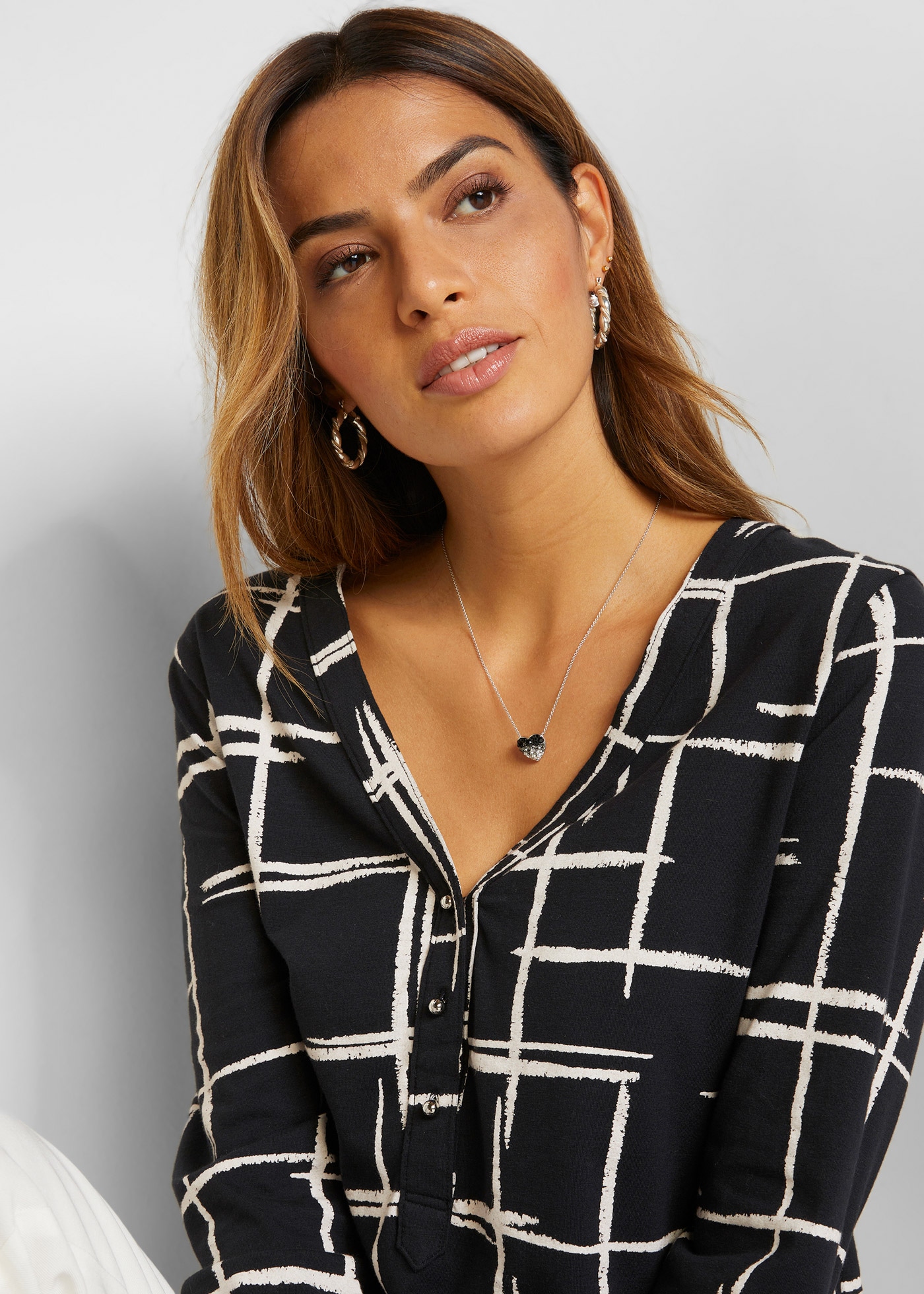 bonprix Blusenshirt figurumspielende Passform, Longshirt-Design, mit gerundetem Saum