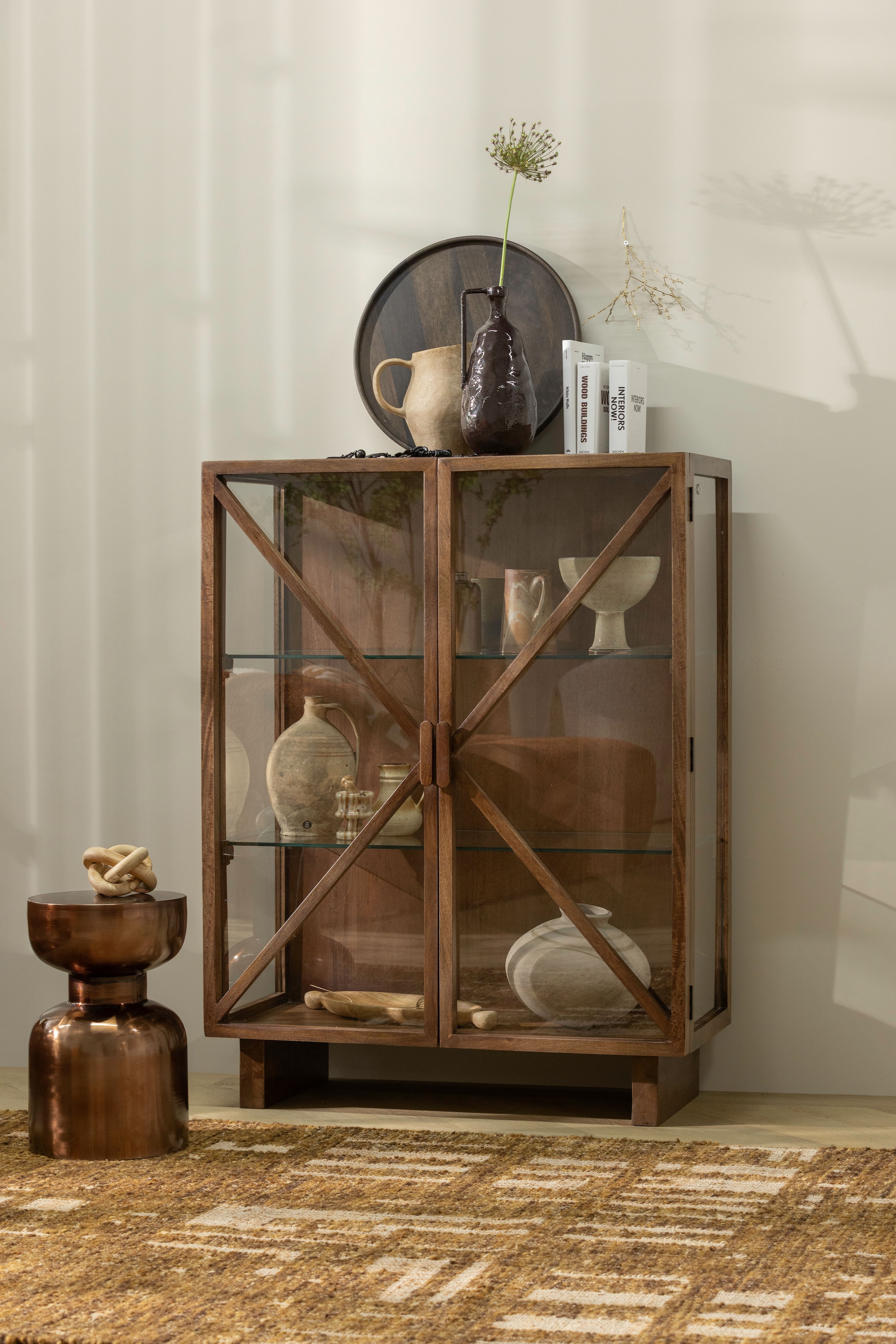 WOOOD Vitrines »Kella Mangoholz mit Glastüren und Glasablagen B 100 x D 44 x H 132 cm« fixation murale recommandée, capacité portante 5–7 kg par tablette en verre